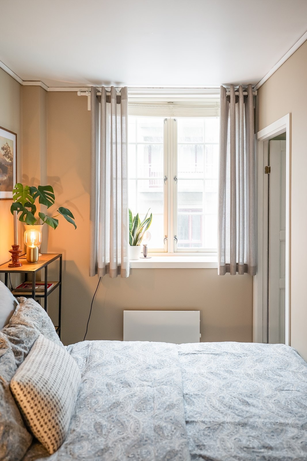 Soverommet er romslig og har to innganger, noe som gir gode og fleksible møbleringsmuligheter. Galleribilde