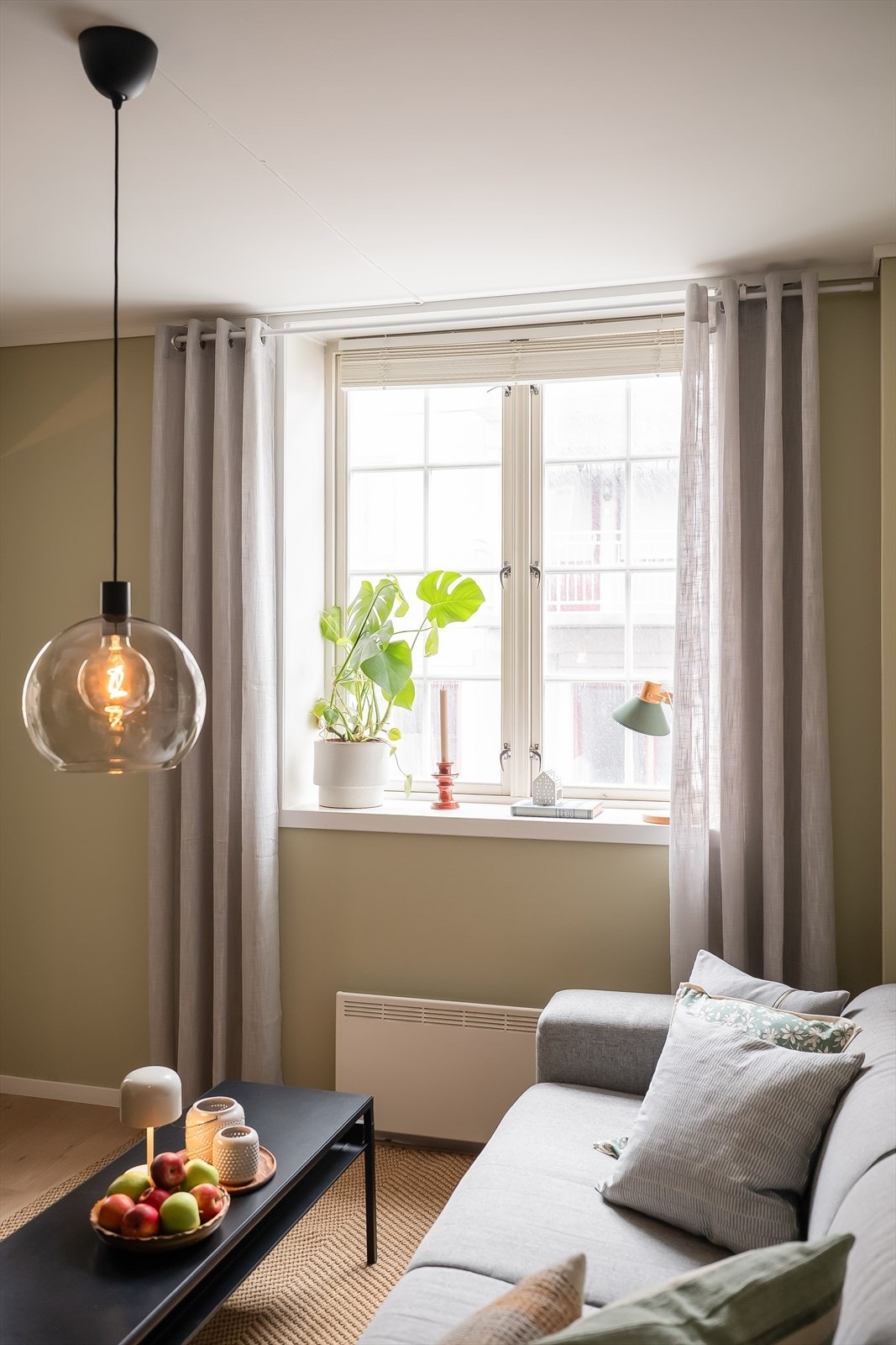 Store vindusflater slipper inn rikelig med dagslys i leiligheten, og de dype vinduskarmene tilfører et moderne, urbant preg. Galleribilde