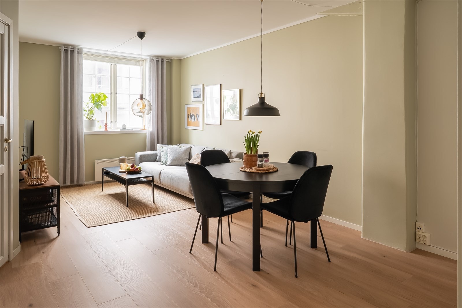 Det er god plass til både sofagruppe og spisegruppe - uten at det oppleves rotete. Galleribilde