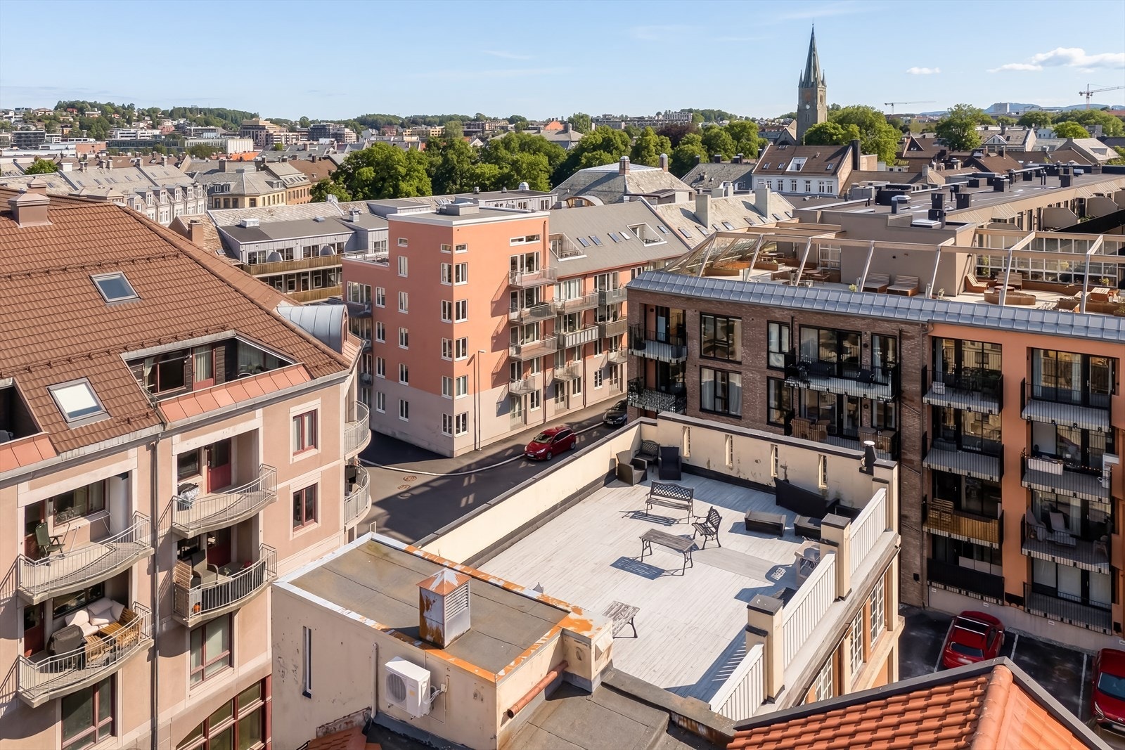 Borettslaget byr på en flott felles takterrasse, et perfekt sted å nyte solfylte sommerdager! Galleribilde