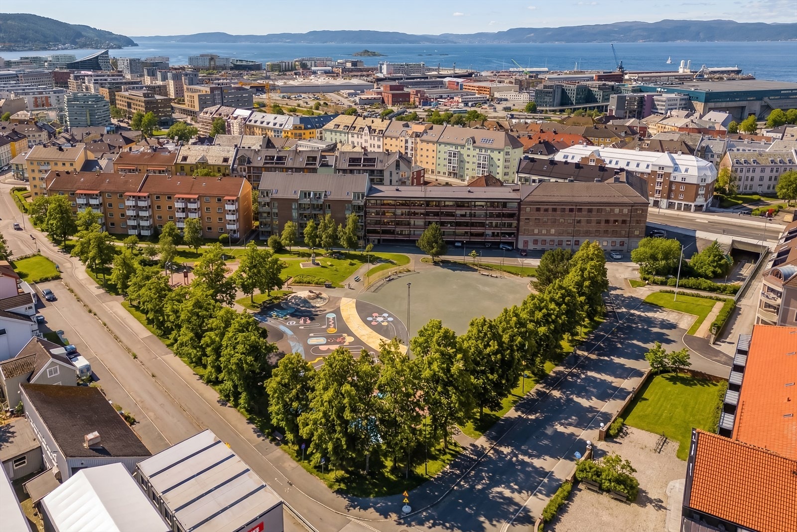 Buranbanen er en oppgradert aktivitetspark med lek, oppholdsmuligheter og fargerik utforming. Galleribilde