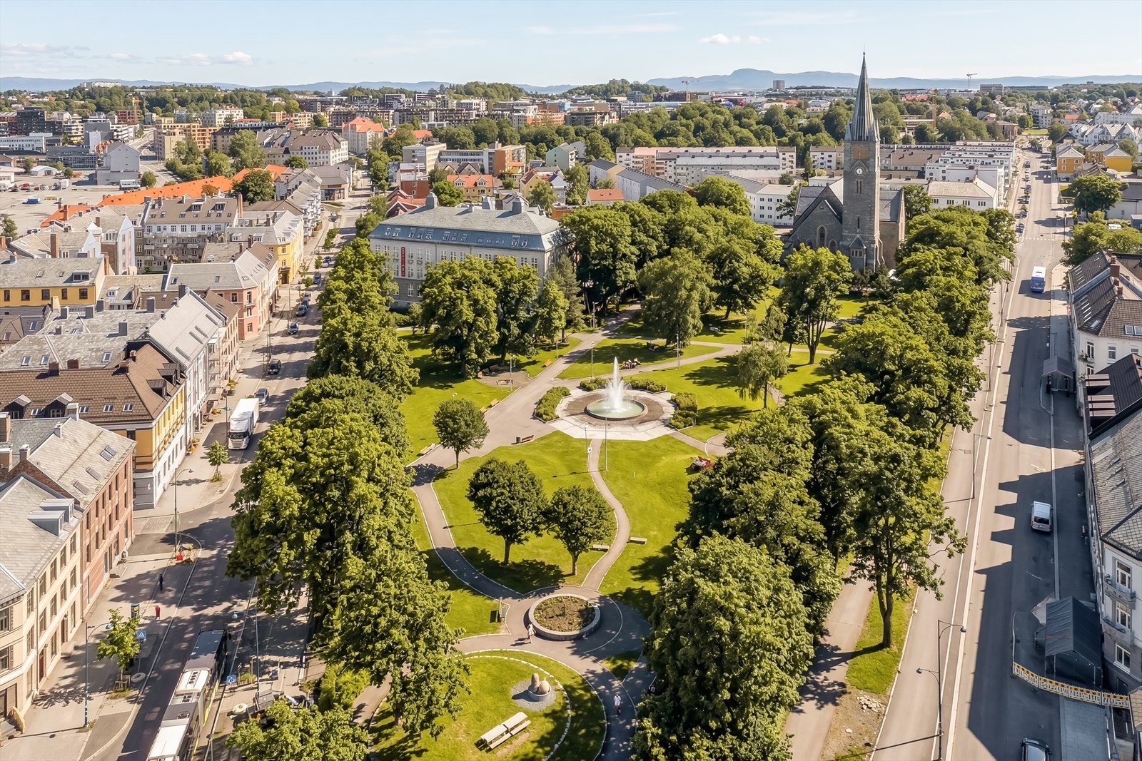 Lademoparken er en klassisk og frodig bypark som ligger ved Lademoen kirke. De store gressområdene blir mye brukt til soling og rekreasjon på sommeren. Galleribilde