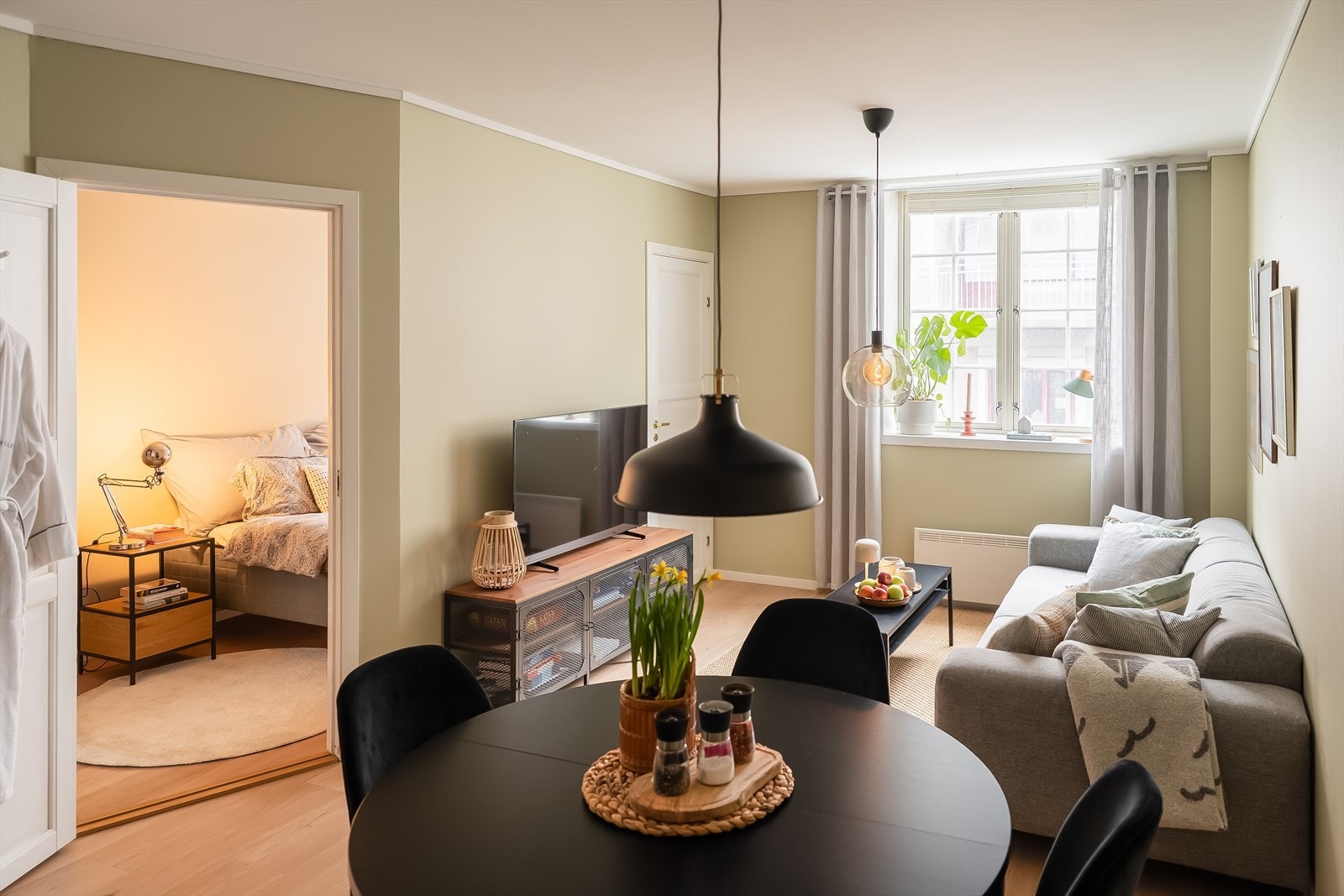 Fra stuen har man inngang til soverommet. Galleribilde