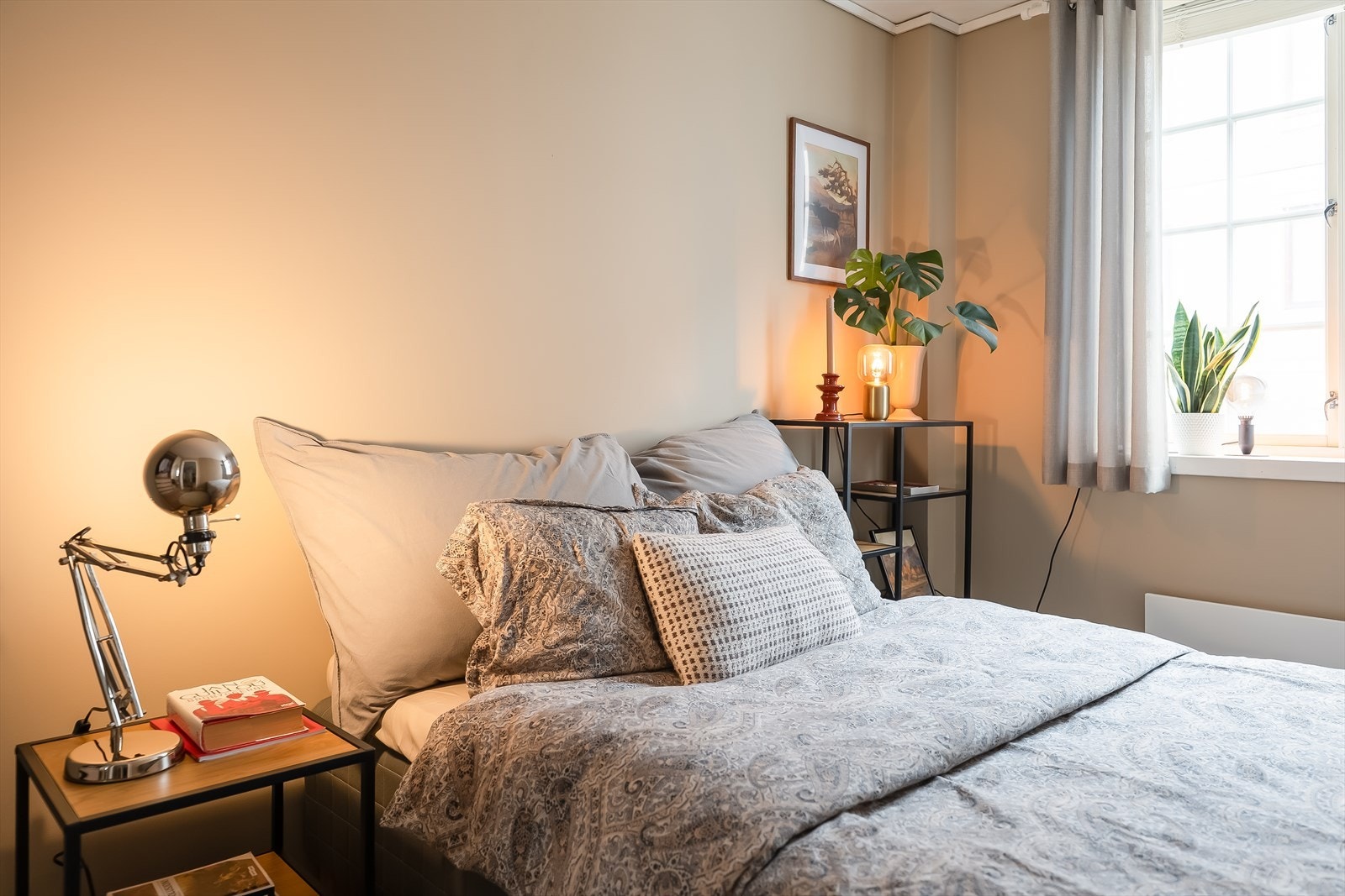 Soverommet har en lun atmosfære og godt med naturlig lys fra det store vinduet. Galleribilde