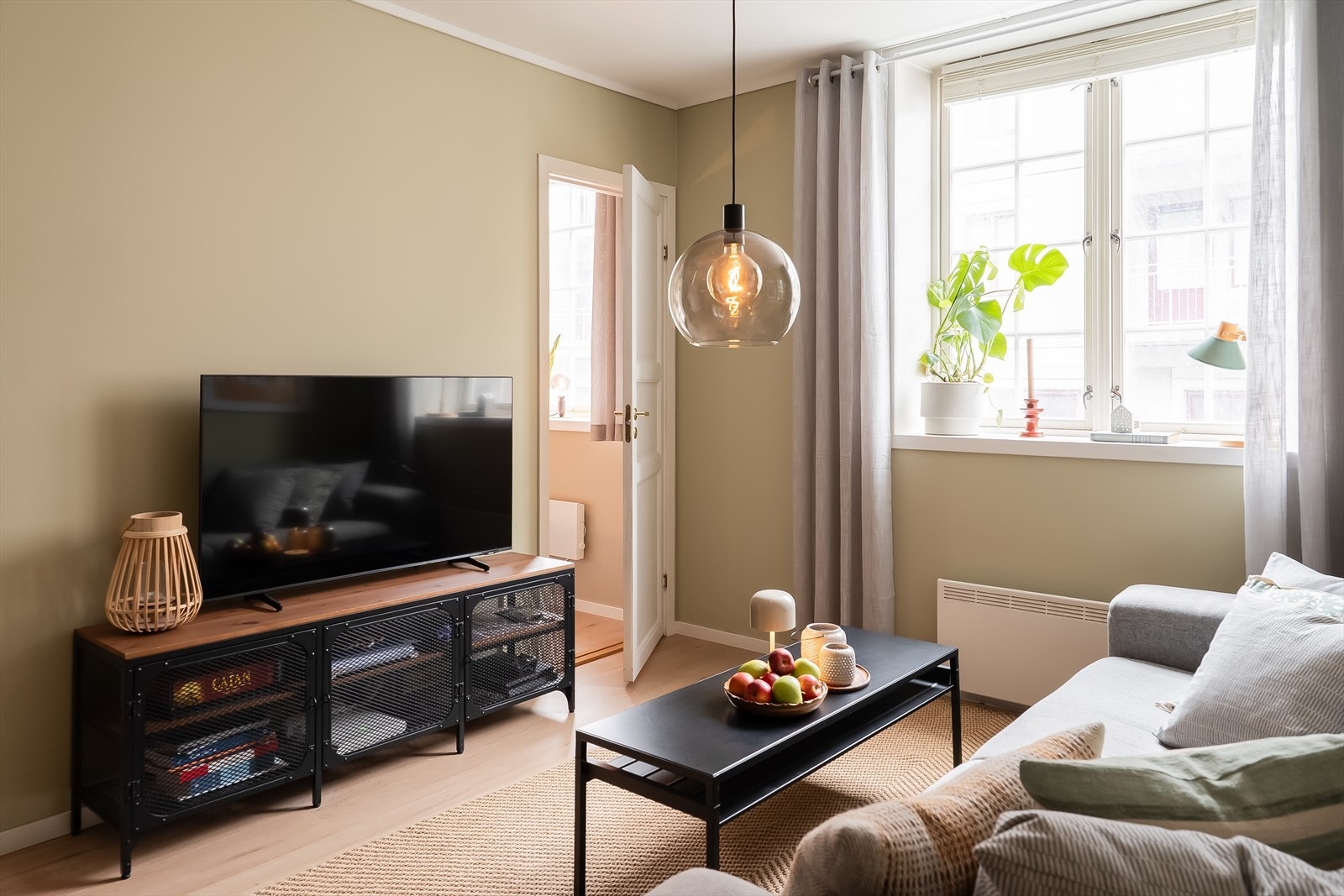Leiligheten har en attraktiv beliggenhet i 2. etasje, og bygget er utstyrt med heis. Galleribilde