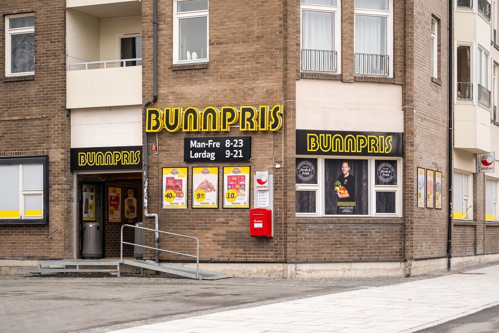 Både Bunnpris Buran og Bunnpris Rosendal (søndagsåpent) ligger innen gangavstand fra leiligheten. Galleribilde