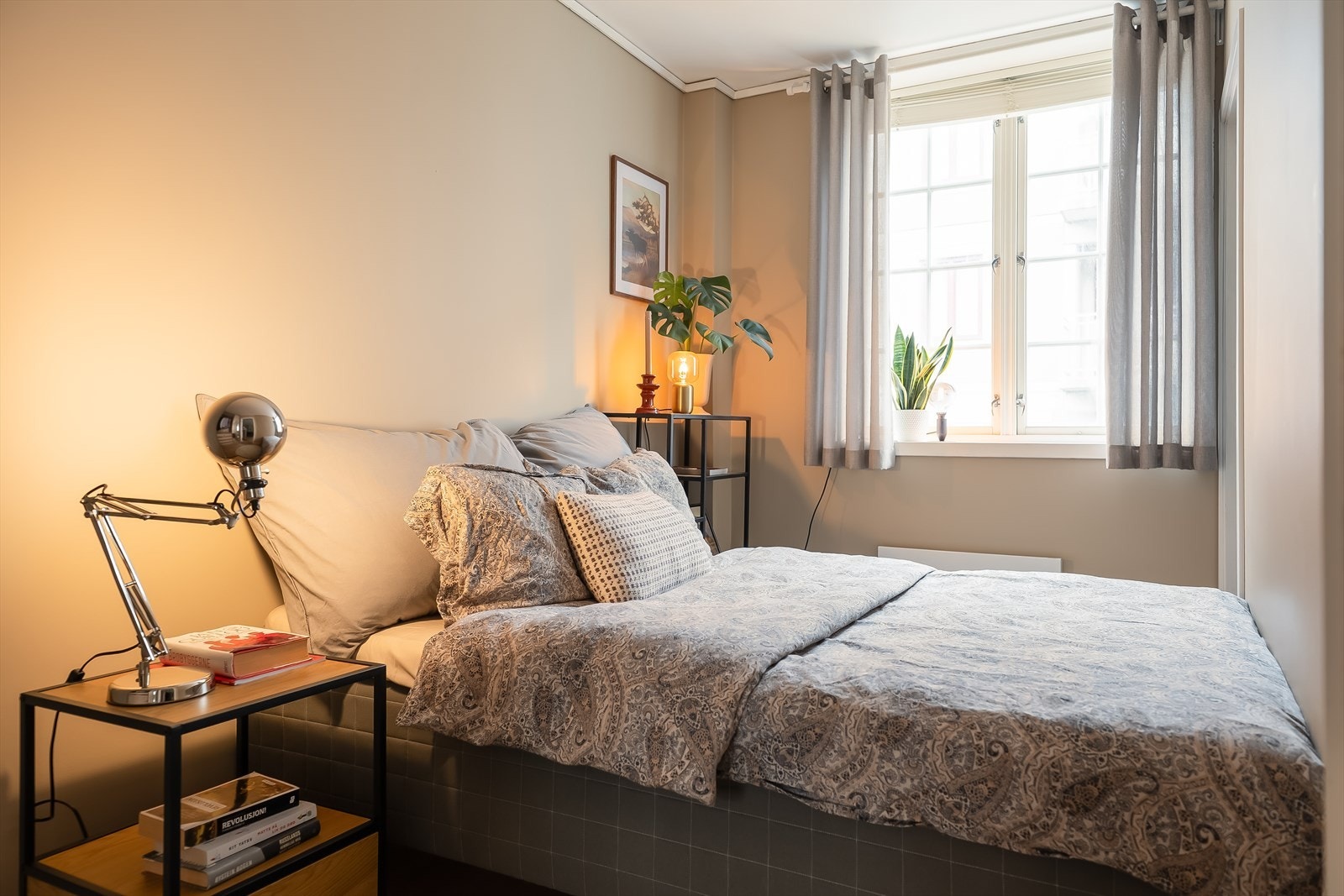 Delikat soverom på 8,5 m² med store vindusflater og moderne fargevalg. Rommet har god plass til både dobbeltseng og garderobeløsning. Galleribilde