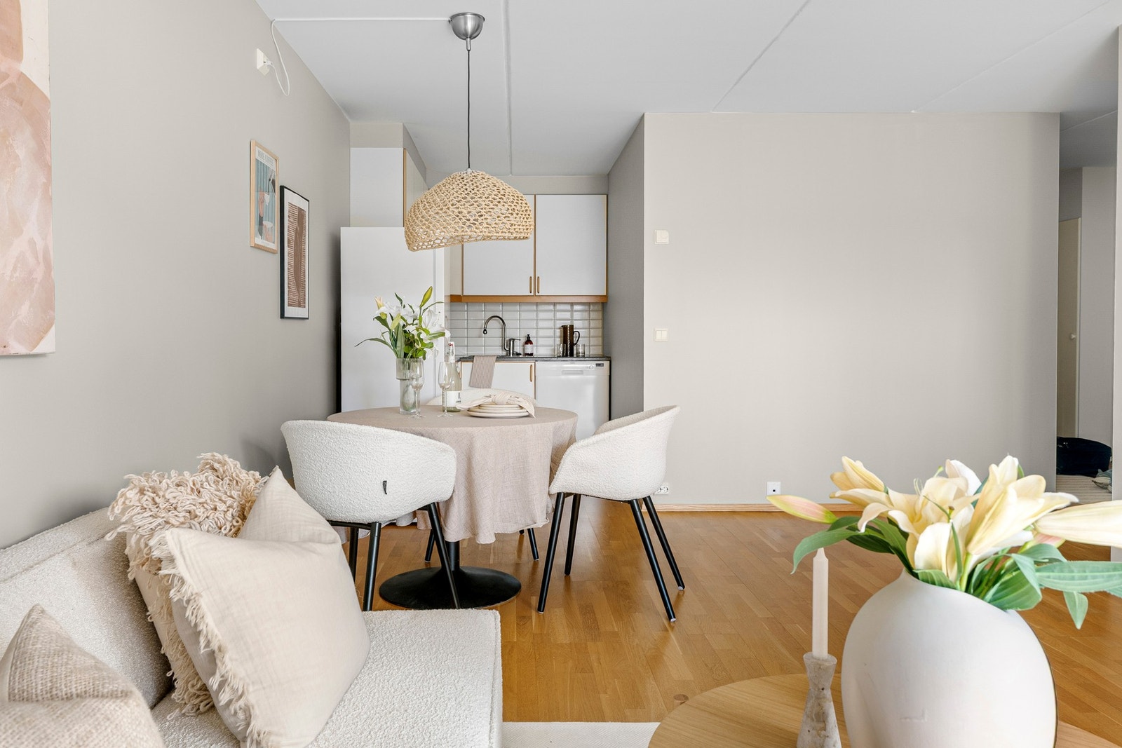 Ved vinduet er det plass for sofa med tv-løsning, mens et spisebord får plass i grensen mot kjøkkenet. Galleribilde