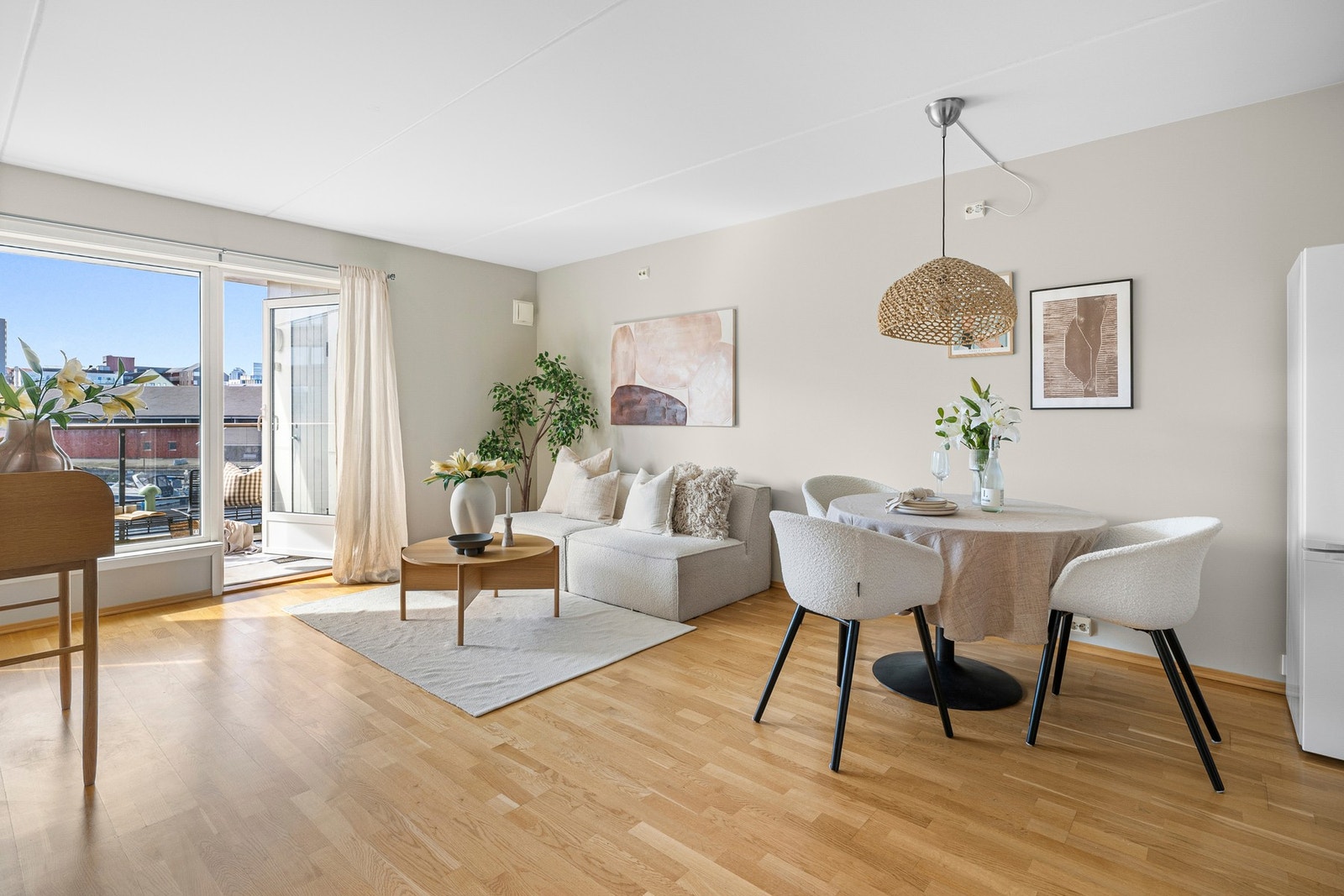 På gulvet er det parkett med vannbåren gulvvarme, vegger i en delikat og moderne farge, malt nå i 2026 og alle dører er hvite, glatte. Galleribilde