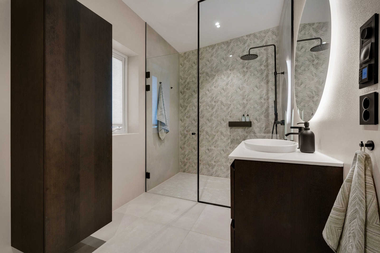 Badet er stilrent og funksjonelt med moderne og tidsriktige fliser Galleribilde