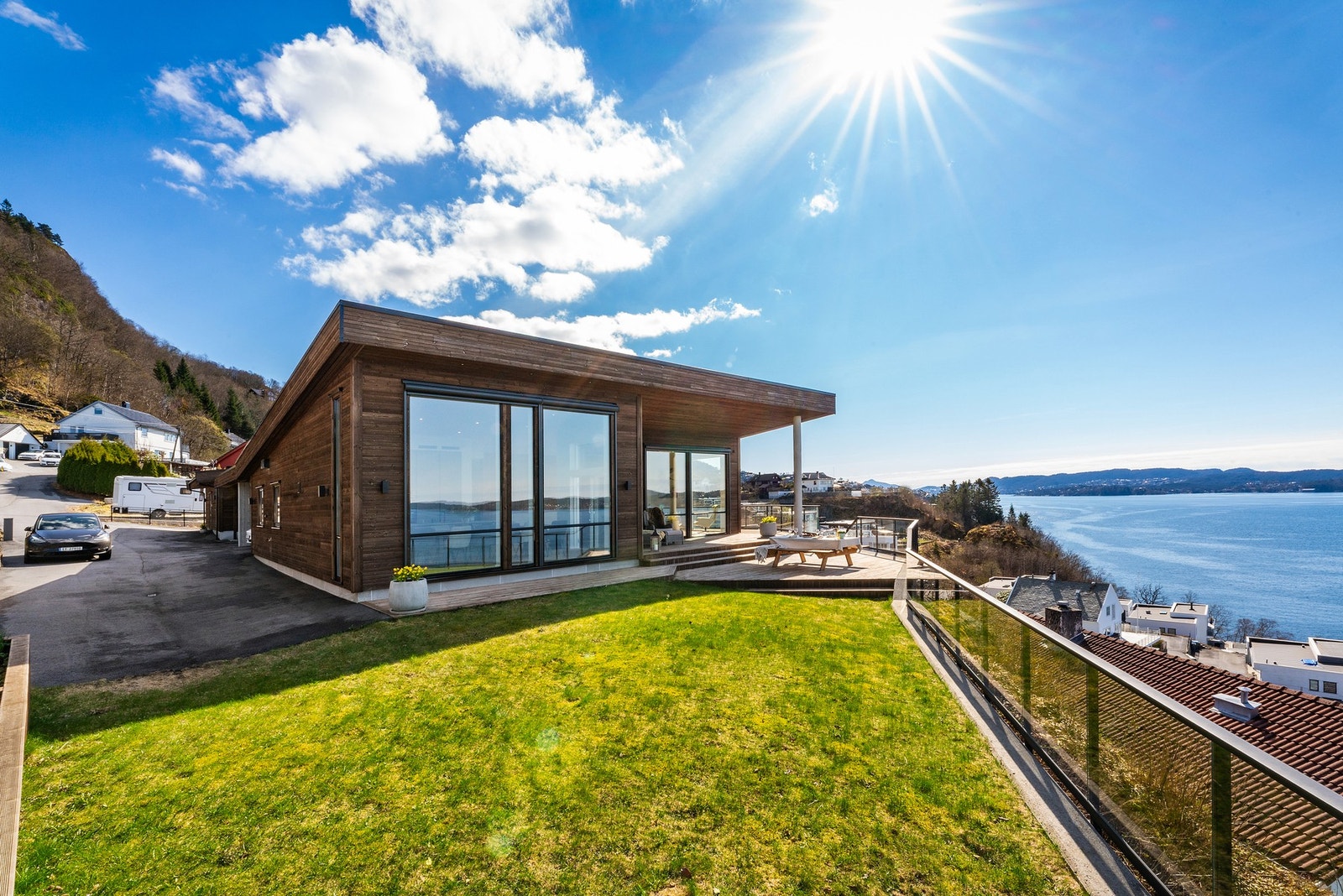 De fantastiske uteplassene har rikelig med plass til både sittegrupper, solsenger og sosiale soner - ideelt for avslappende sommerdager i solen Galleribilde