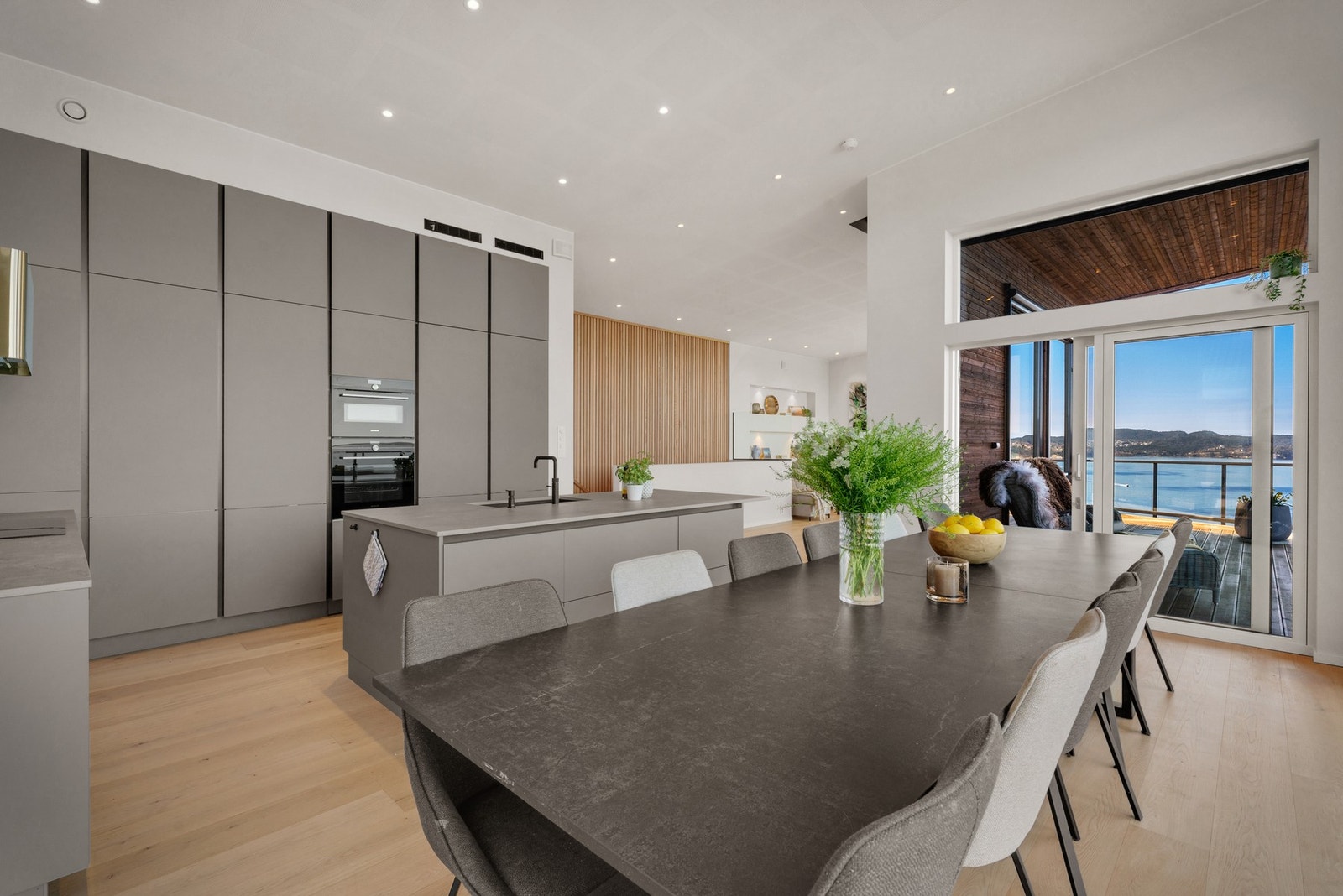 Svært påkostet kjøkken fra kvalitetsleverandøren HTH, utformet med stilrene, glatte fronter og Dekton benkeplate Galleribilde