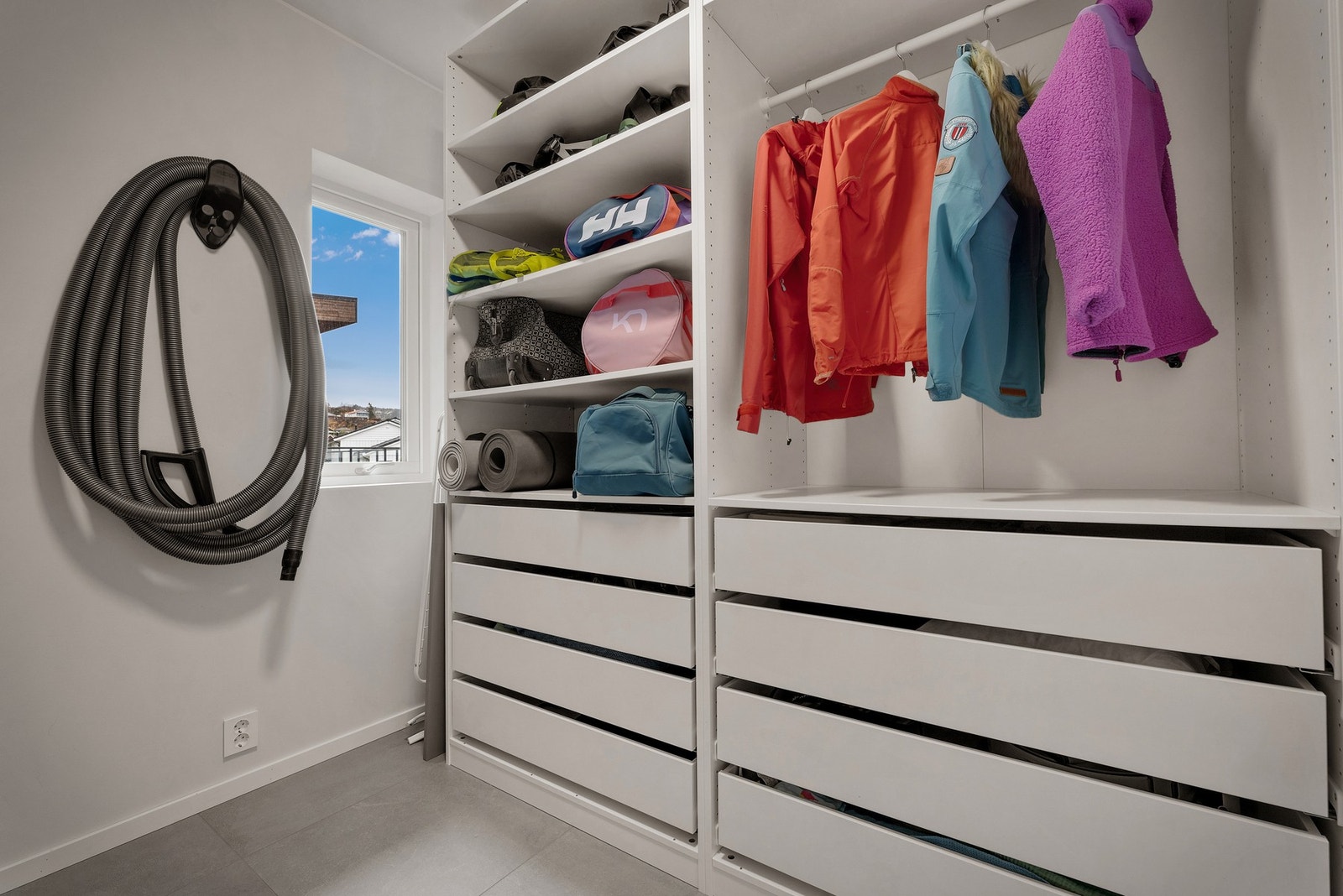 Garderobe/bod for oppbevaring Galleribilde