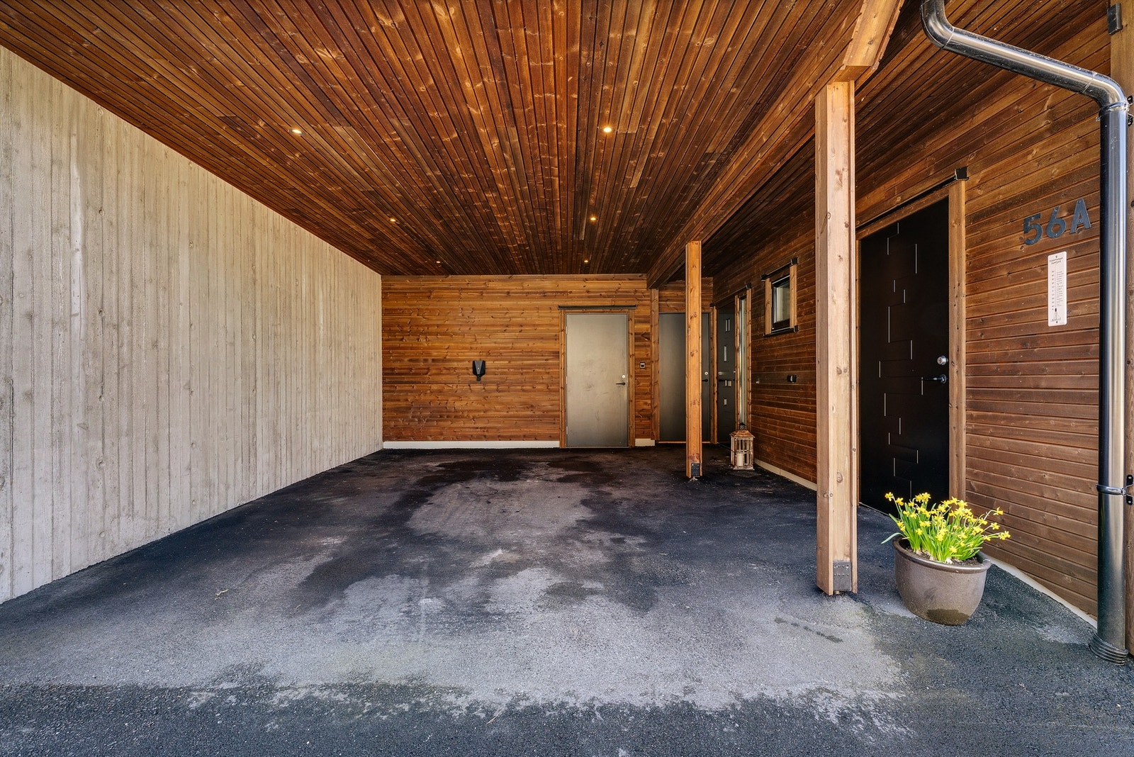 Carport med elbillader i tillegg til biloppstillingsplass for flere biler Galleribilde