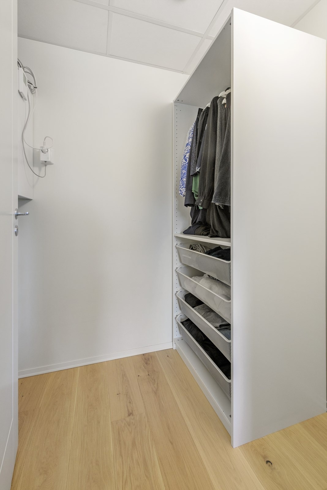 Praktisk walk-in-garderobe/ bod i tilknytning til soverommet Galleribilde