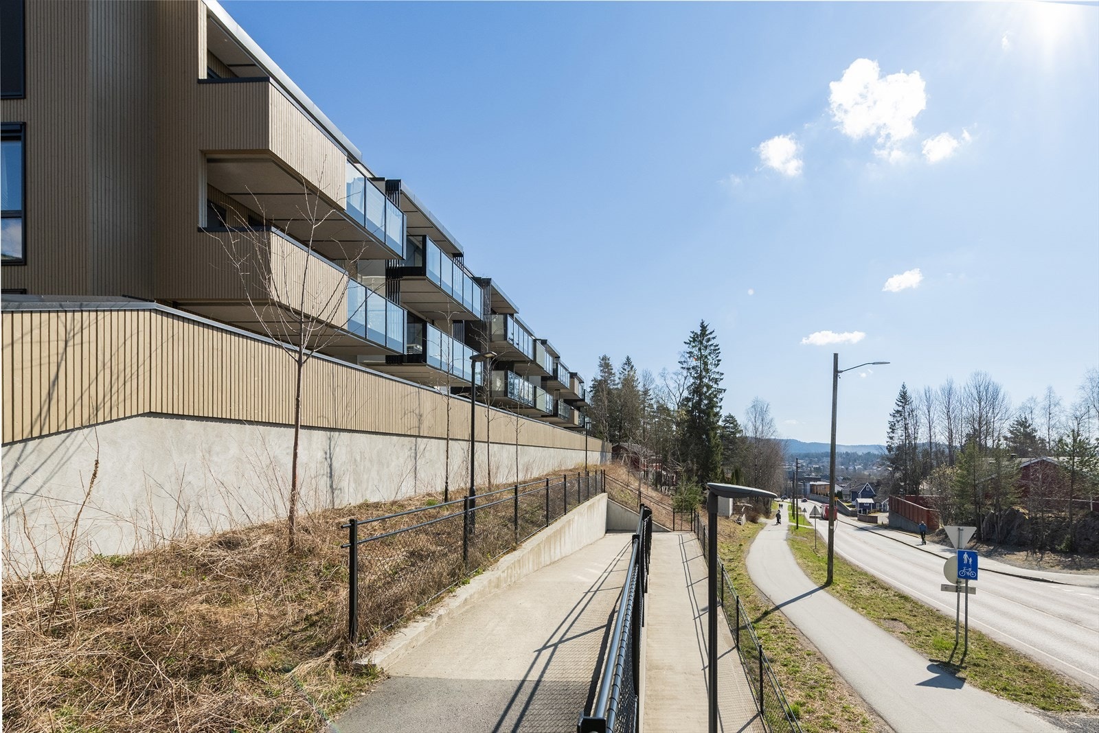 Fra leiligheten er det gangsti ned til hovedveien hvor bussen tar deg til Oslo på under 30min ! Galleribilde