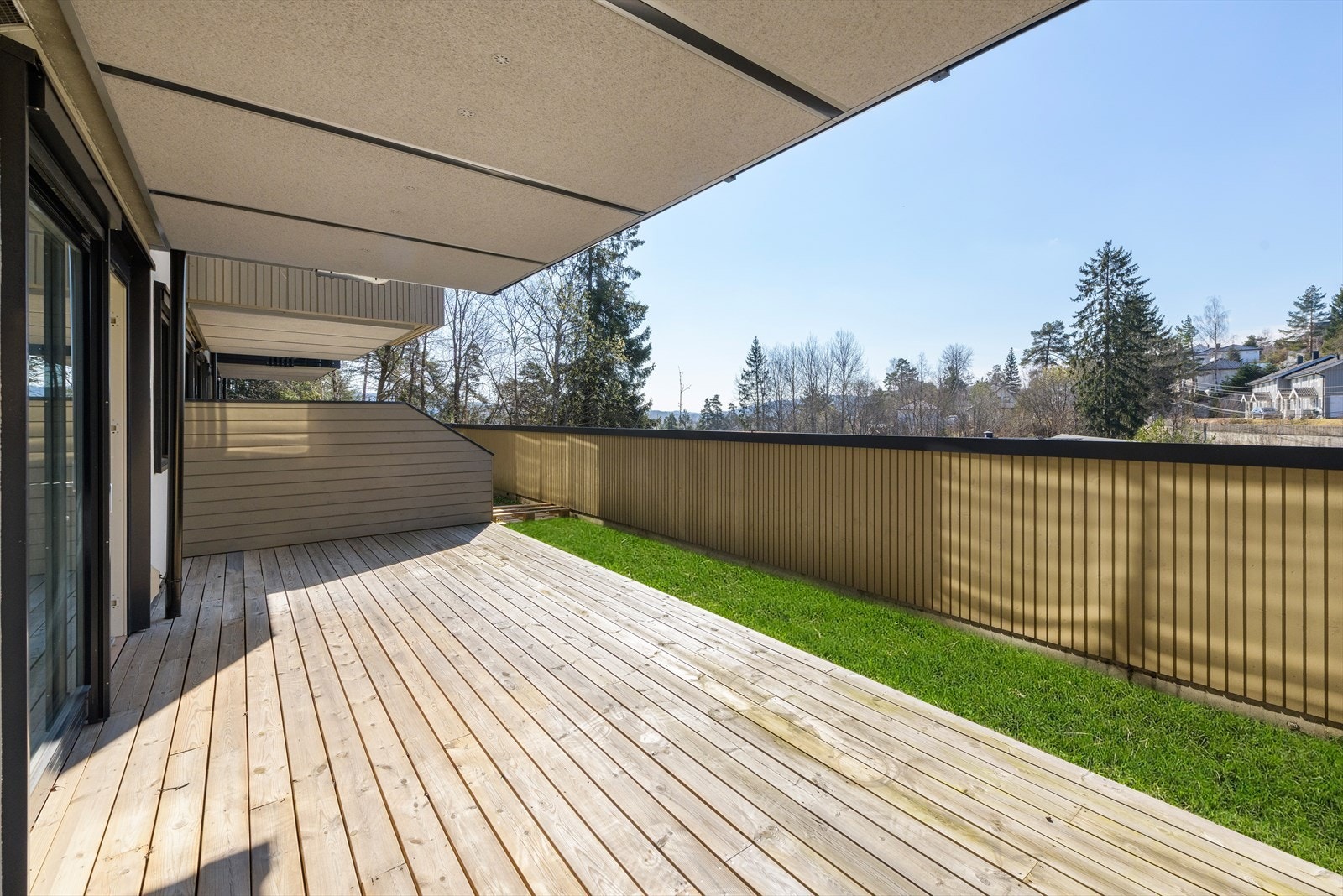 Stor syd- /vestvendt terrasse Galleribilde