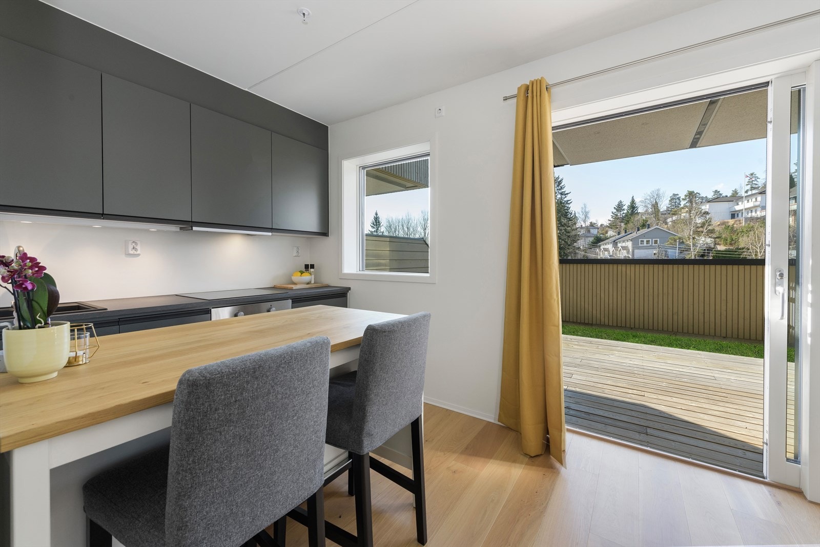 Utgang til stor solrik og skjermet terrasse Galleribilde