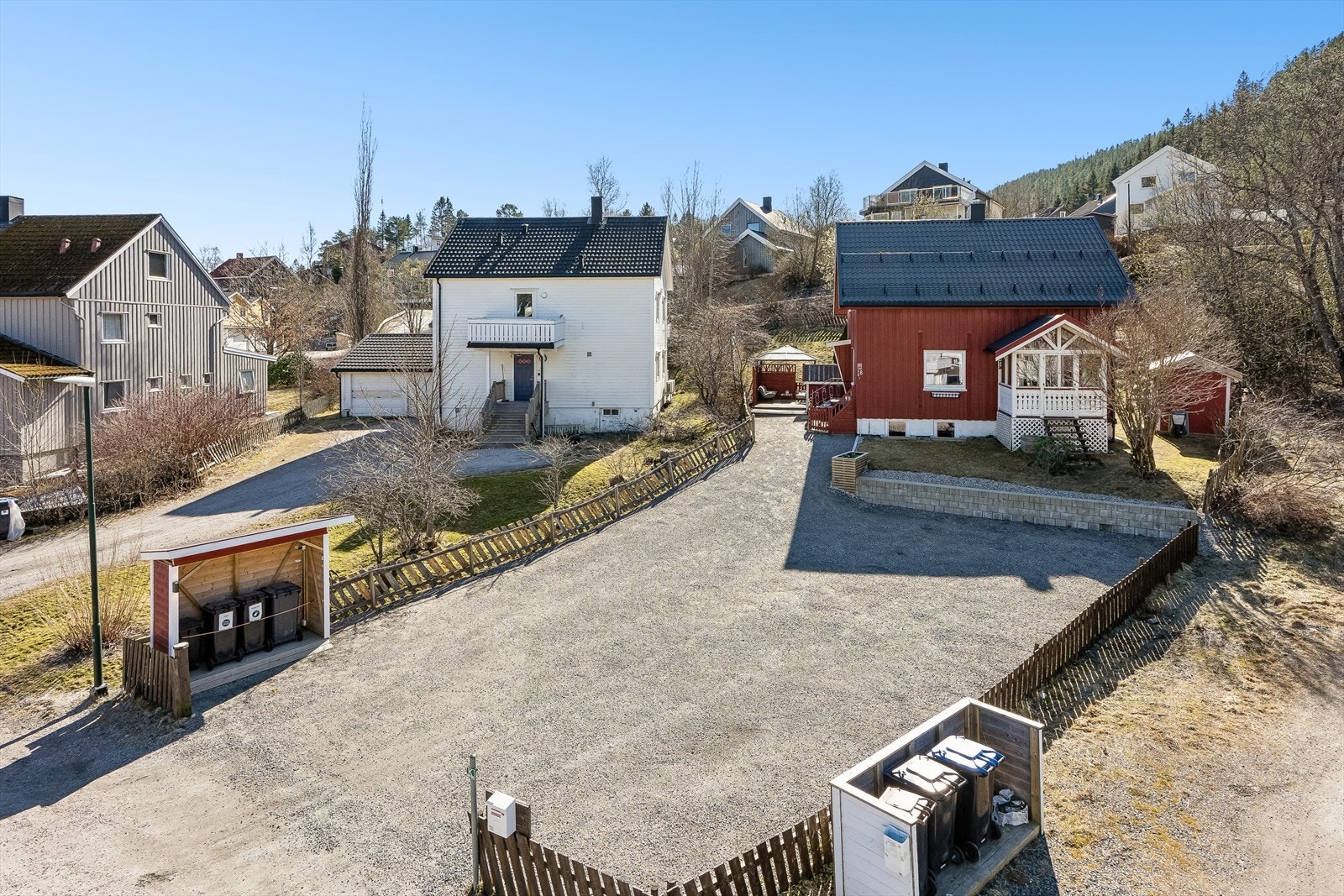 Her får du en stor selveid tomt på ca. 748 kvm med flotte uteområder og stor parkeringsplass. Lading for elbil er montert på søppelskuret som ble etablert nytt i 2025. Galleribilde