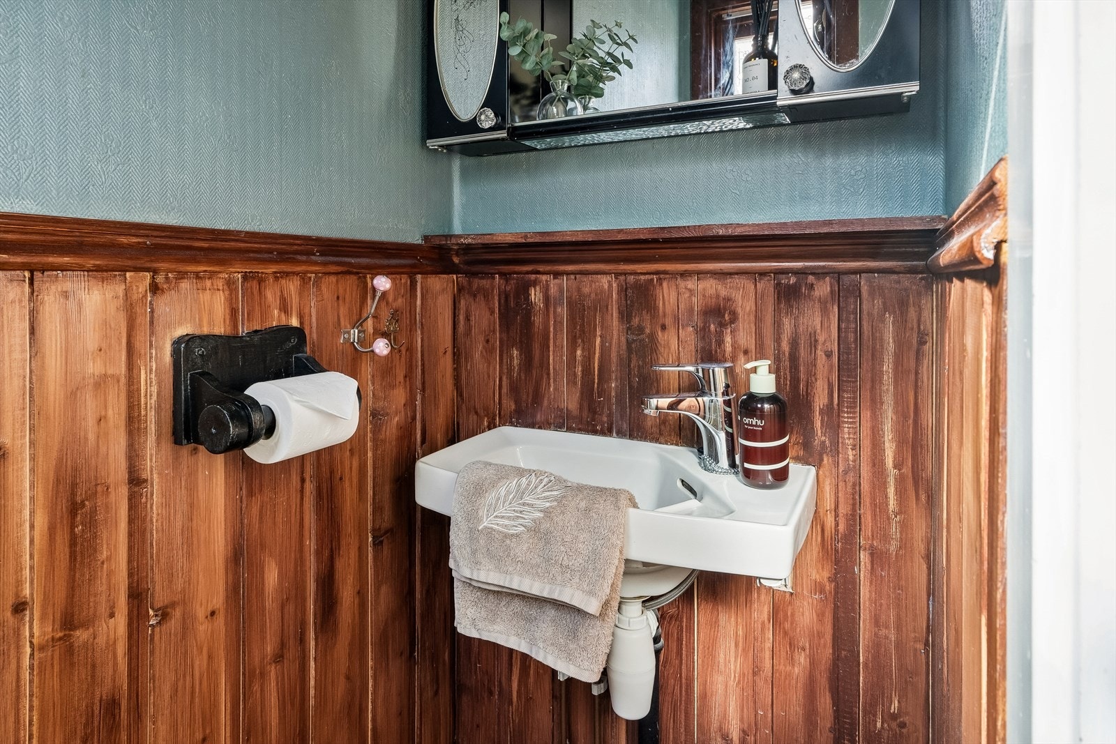 Toalettrom i 1. etasje. Her er det laminat på gulvet og malt panel på vegger. Selger opplyser at toalettet ble byttet i 2025. Galleribilde