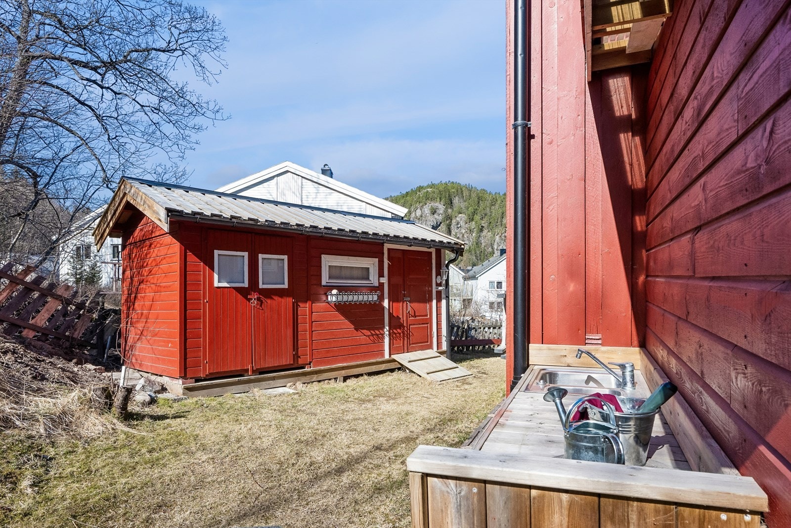 Praktisk uthus/lager som ble satt opp i 2022. Galleribilde