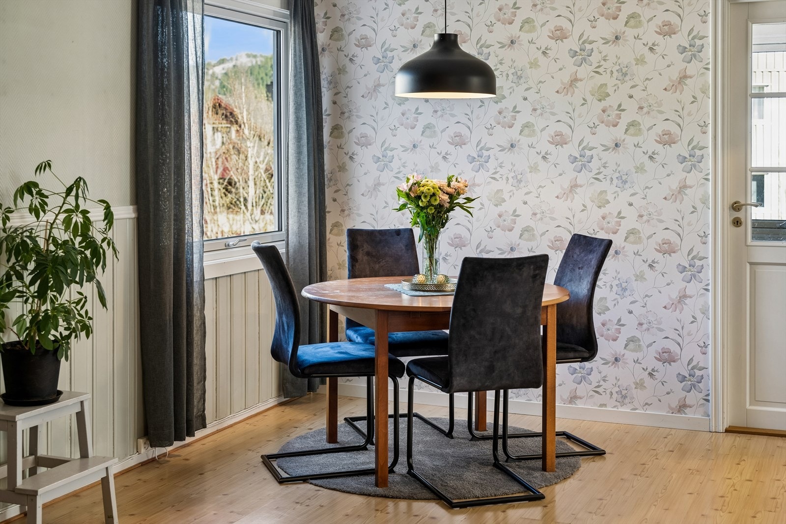 Her er det god plass til spisebord med tilhørende møblement. Galleribilde