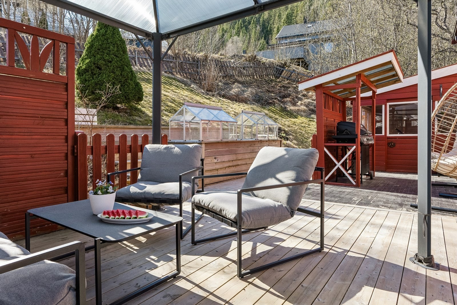 Fra 2019-2022 ble det utført omfattende arbeid ute med både hage og terrasser. Grillskuret ble satt opp i 2022. Galleribilde