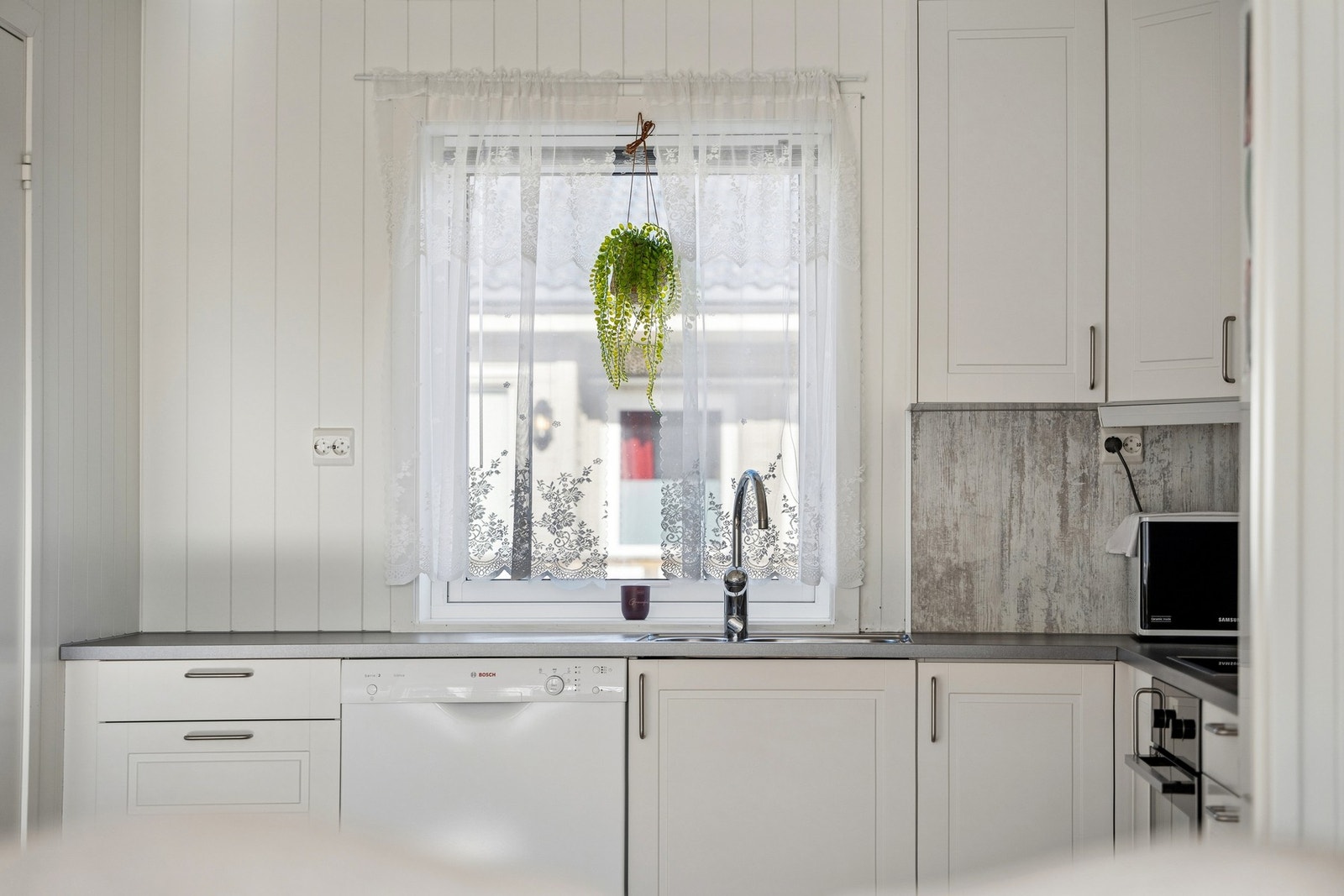 Vinduet slipper inn rikelig med naturlig lys. Galleribilde