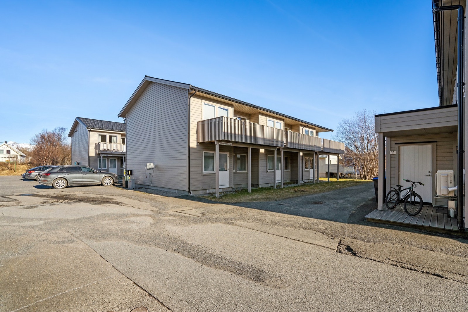 Parkering på felles utvendig oppstillingsplass på borettslagets eiendom. Galleribilde
