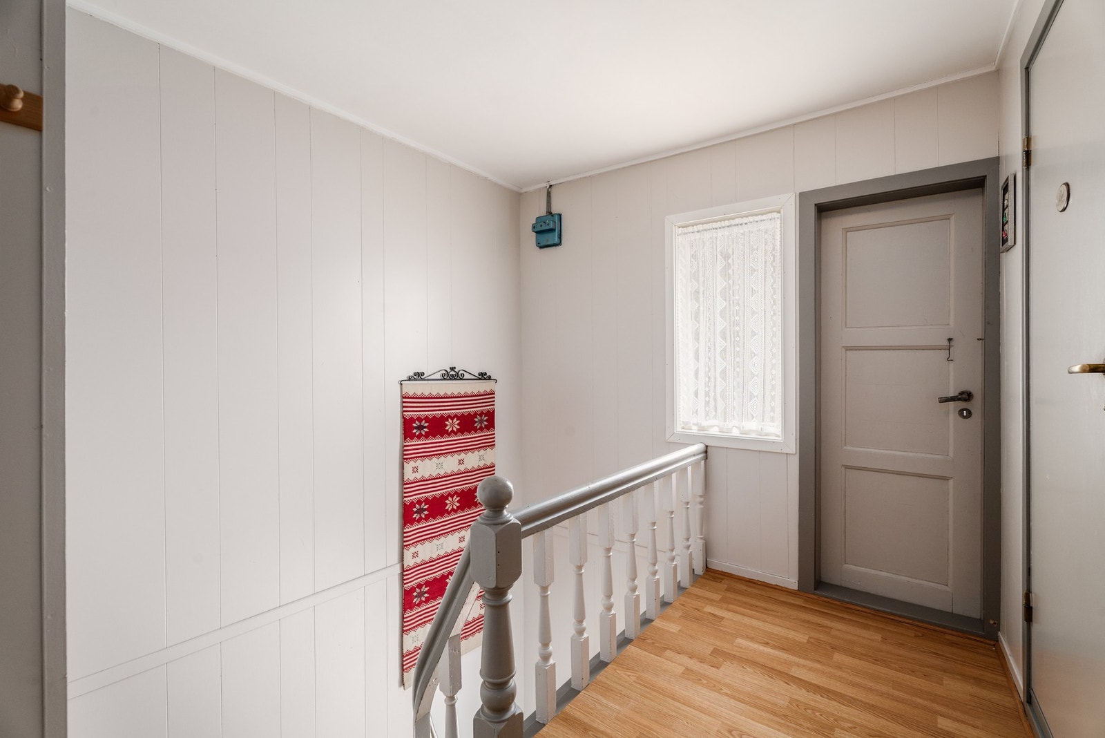 Velkommen opp! Like ved trappen er det adkomst til bad, og utgang til- Galleribilde