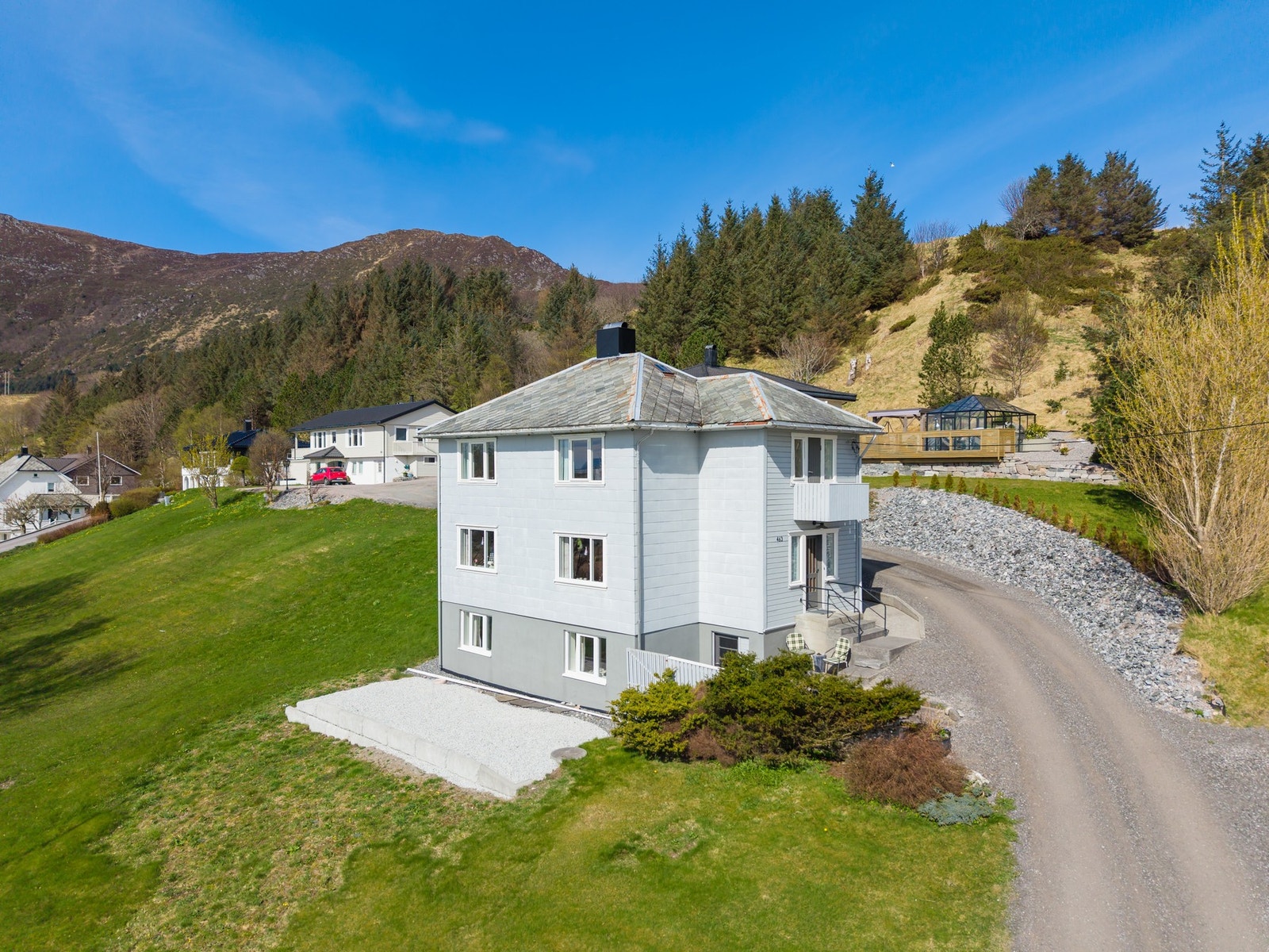 Huset ligger flott til i et stille og rolig boligområde Galleribilde