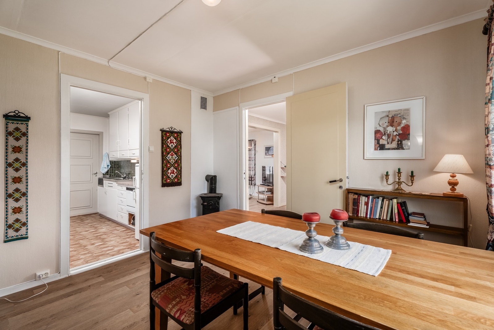 Legg merke til den koselige vedovnen på spisestuen. Galleribilde