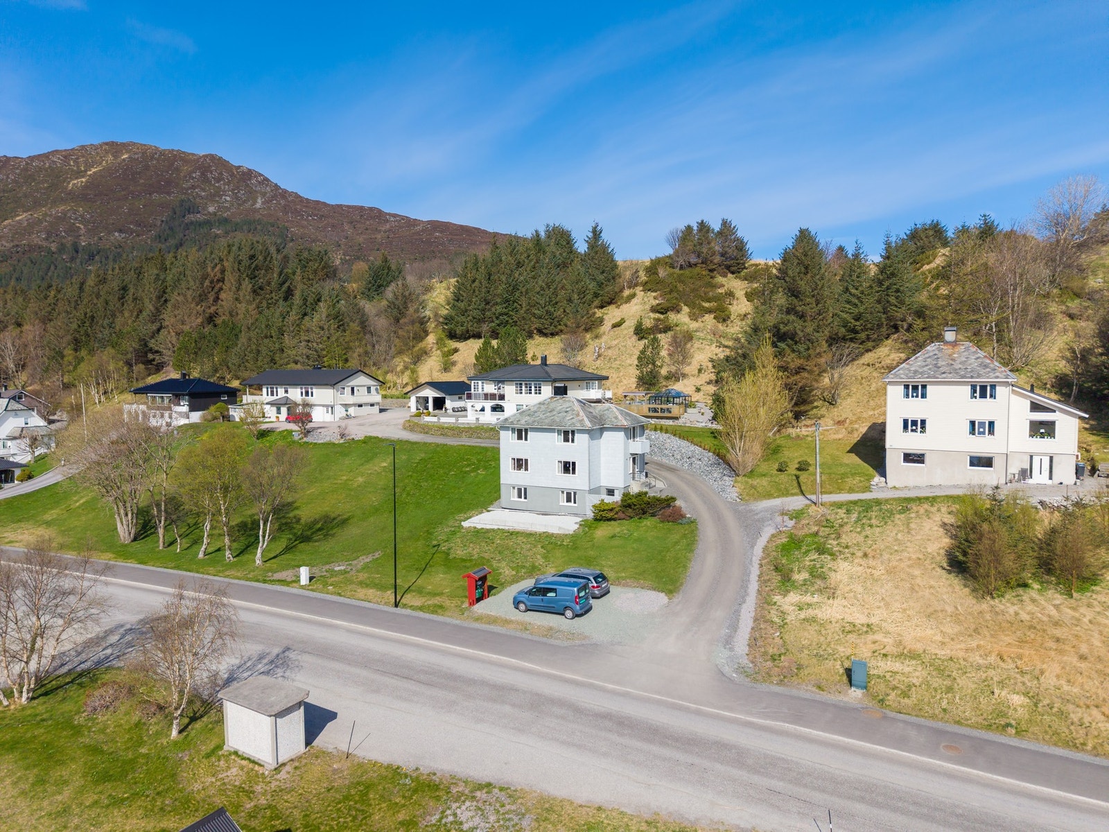 Pent opparbeidet tomt med gode parkeringsmuligheter Galleribilde