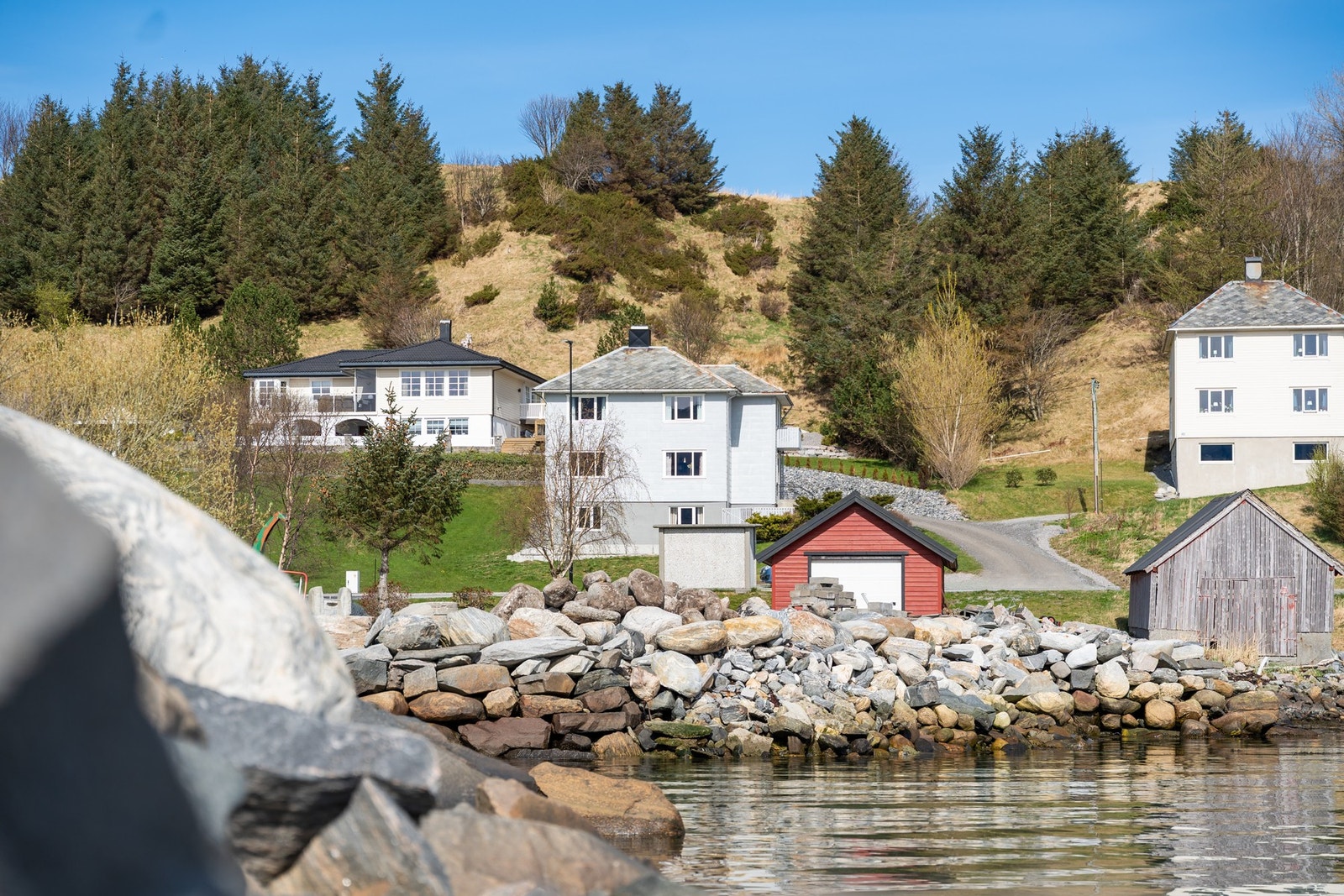 Sjø og natur. Det flotte anlegget til Godøy Småbåtforening er bare et godt meglersteinkast unna Galleribilde