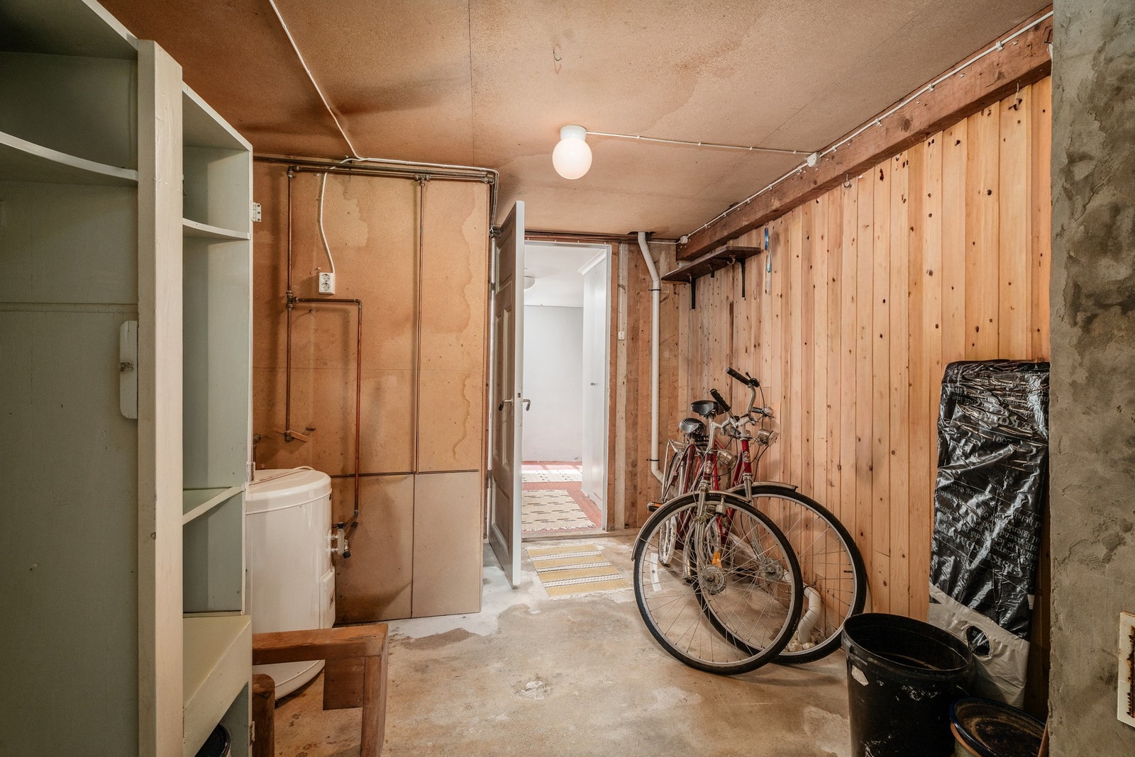 Underetasjen benyttes i stor grad til oppbevaring og er moden for oppgradering. Galleribilde