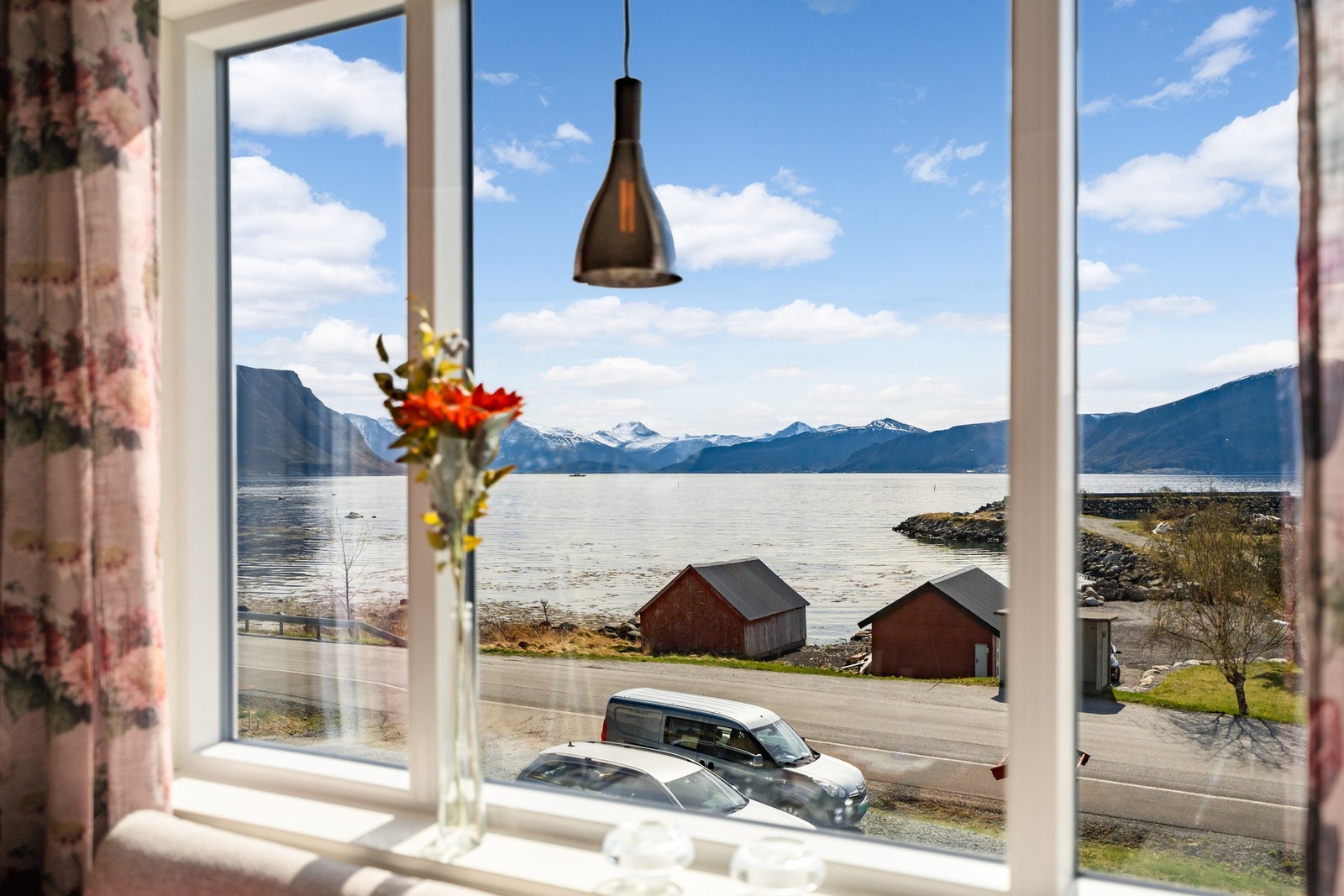 Legg merke til den flotte utsikten! En stor bonus er at en stor andel av husets vinduer er skiftet i nyere tid Galleribilde