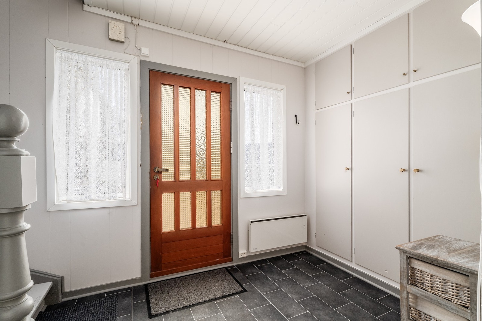 Velkommen inn! Praktiske plassbygde skap med god lagringsplass Galleribilde