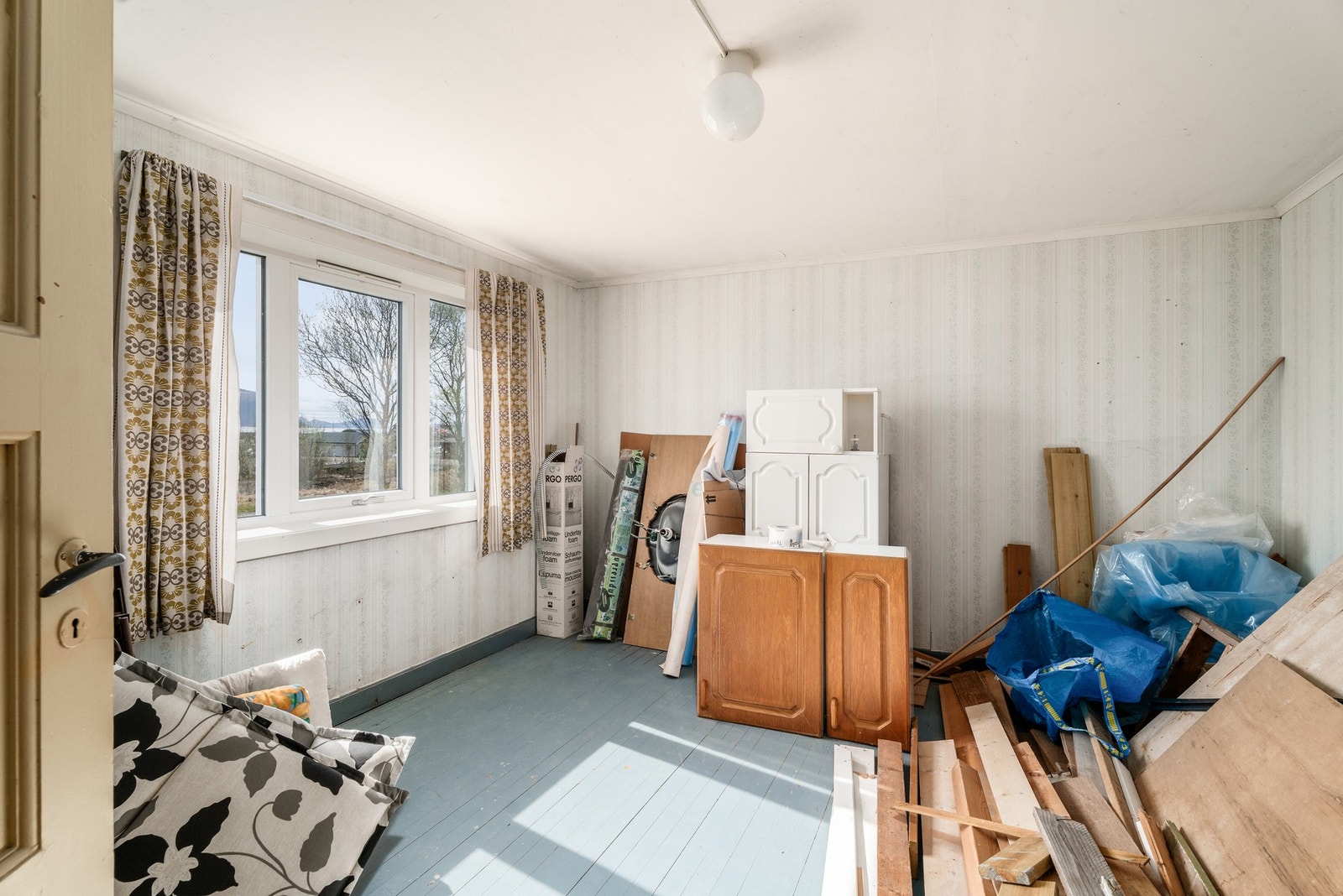 Stue kjeller. Dette rommet er av god størrelse og har stort potensial Galleribilde