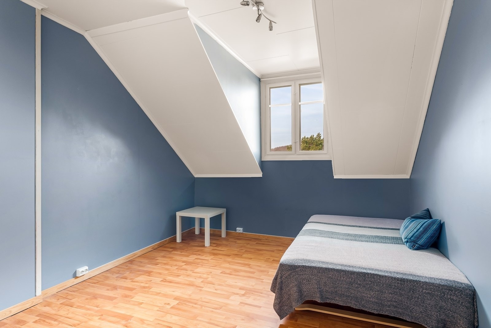 Soverom nr. 3 med laminat på gulv, malte vegger og malte plater i taket. Galleribilde