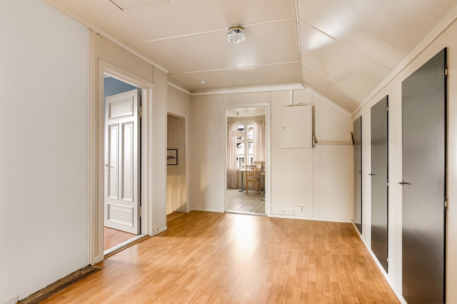 Fra gangen i loftsetasjen er det adkomst til alle soverommene. Sikringsskap på vegg. Galleribilde