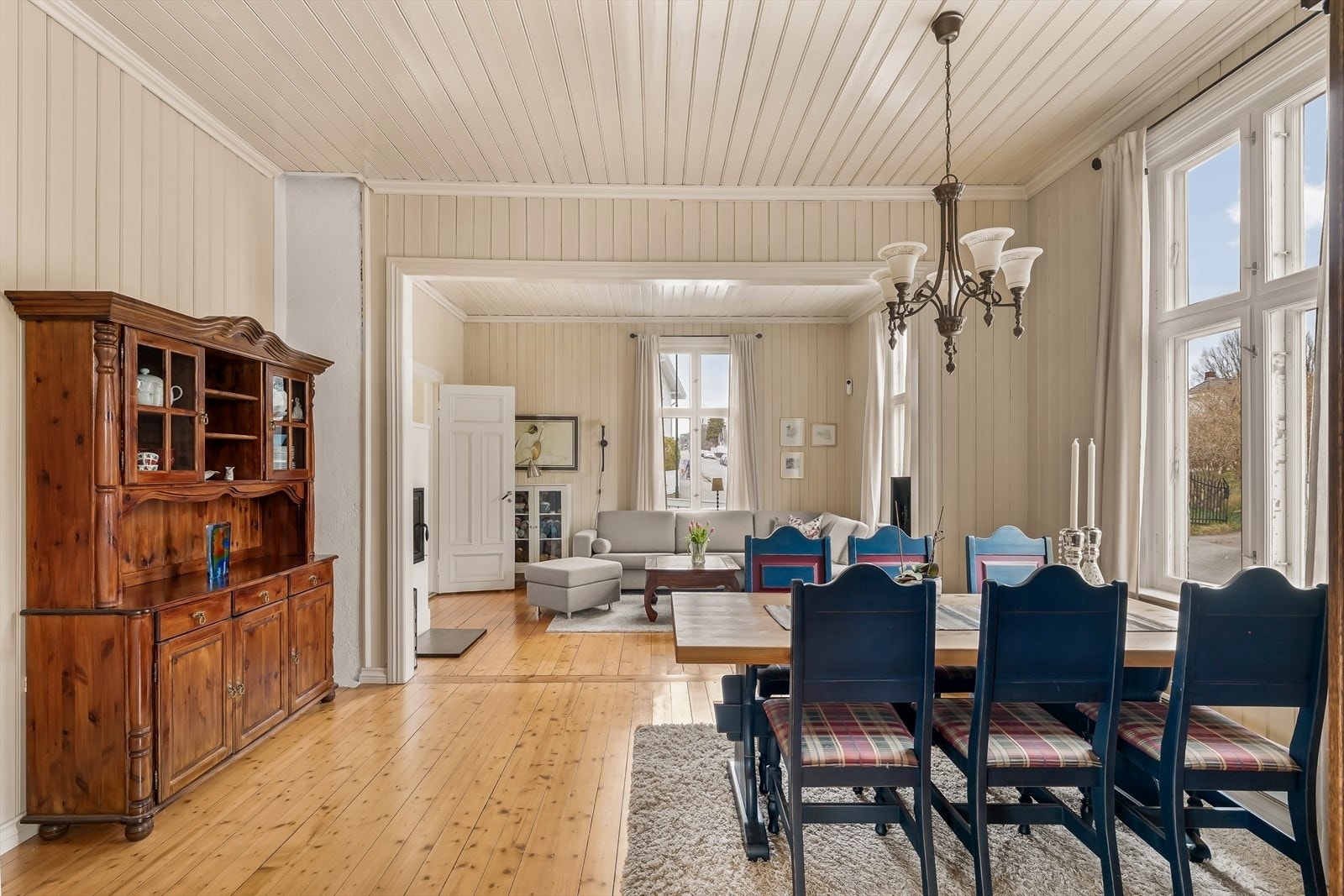 God plass til spisebord i spisestuen. Galleribilde