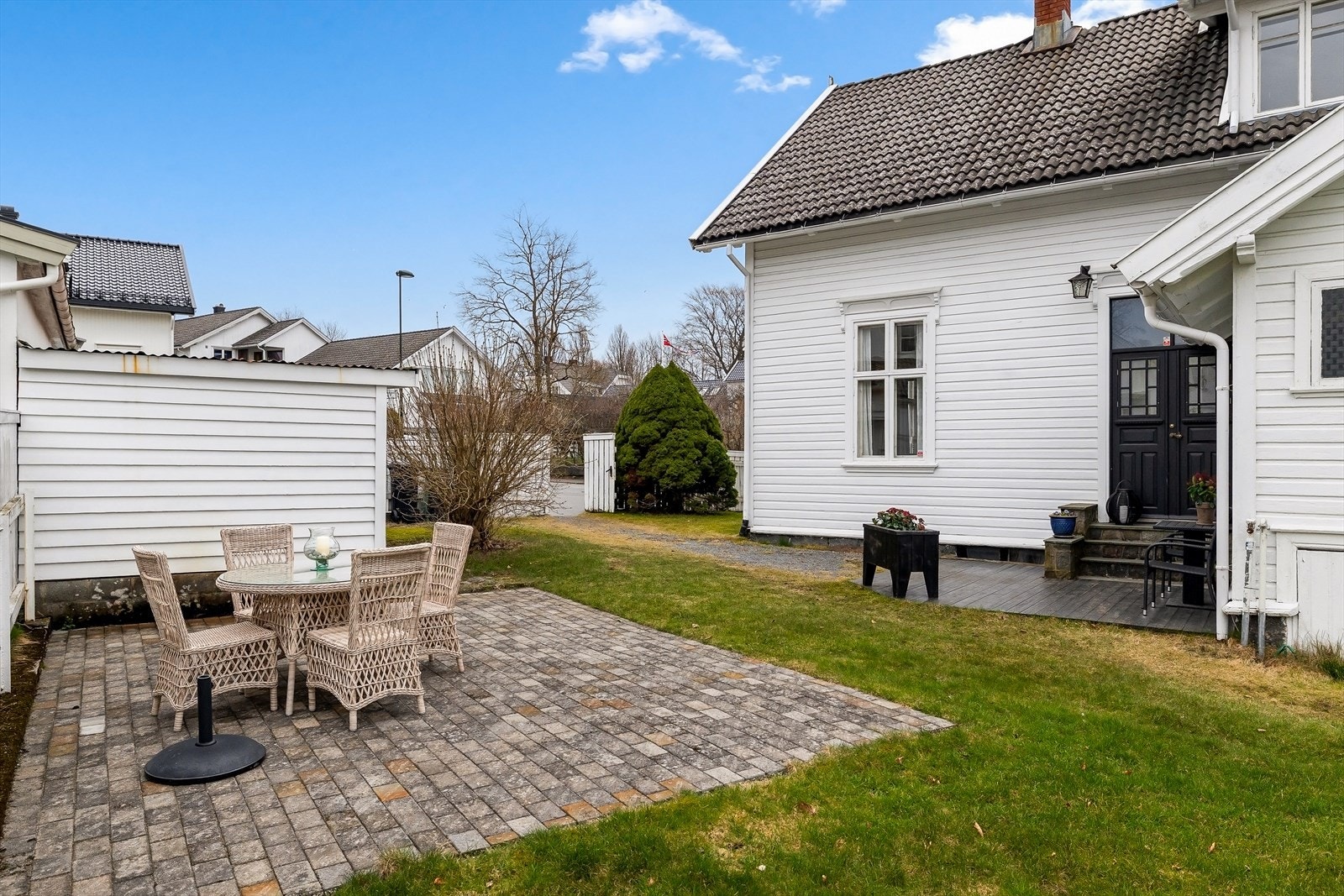 Usjenert hage med uteplass med belegningsstein. Galleribilde