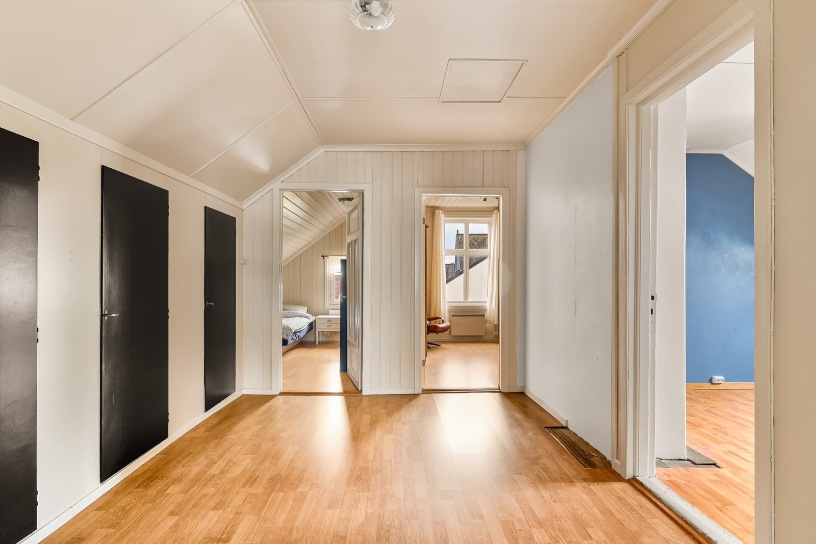 Romslig gang med plassbyggete skaper, og lukeadkomst til kryploft. Galleribilde