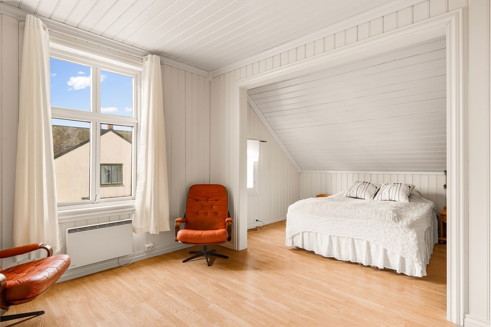 Romsling soverom nr. 4 med god plass til dobbeltseng. Galleribilde