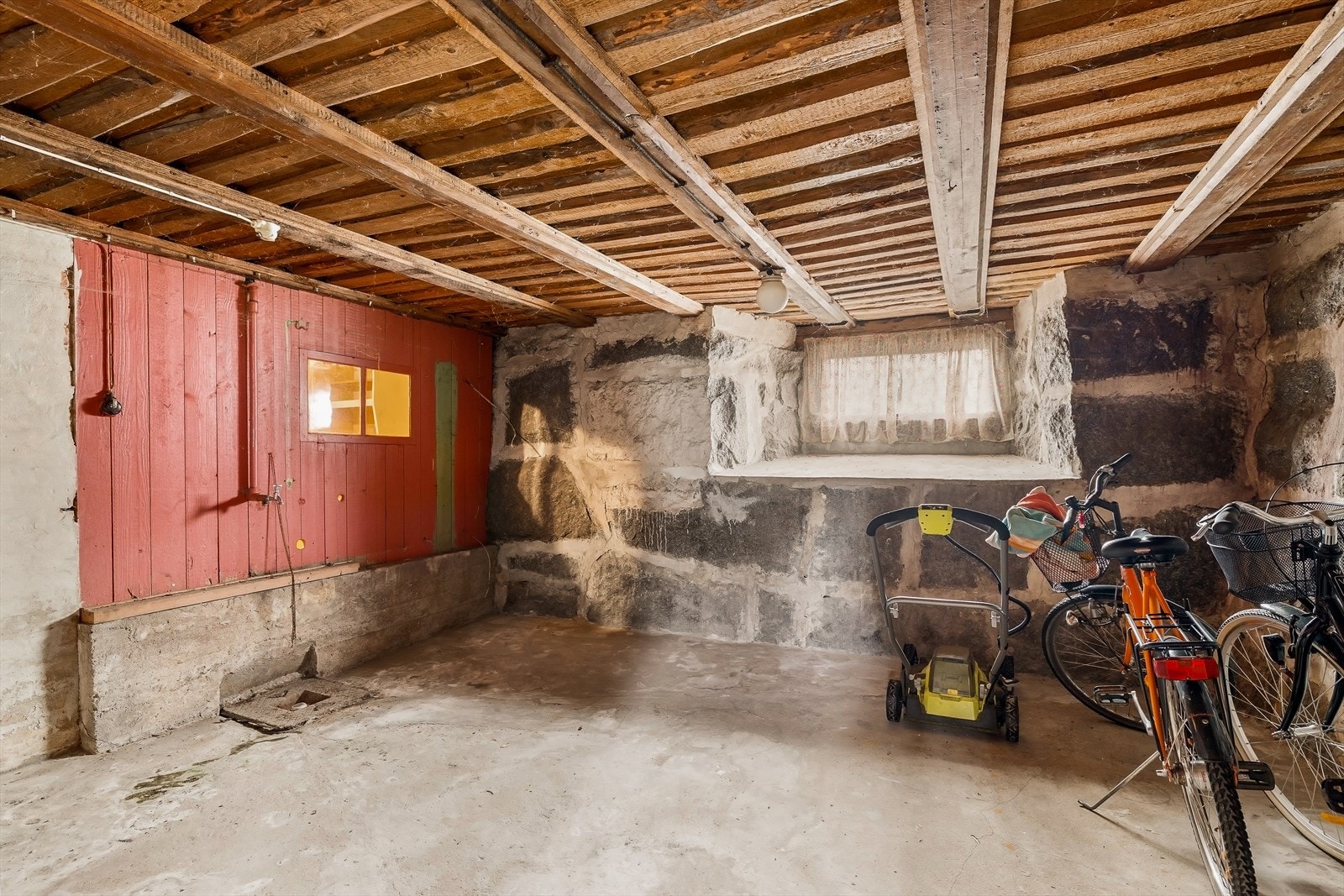 Bod med tilgang til vann i kjeller. Galleribilde