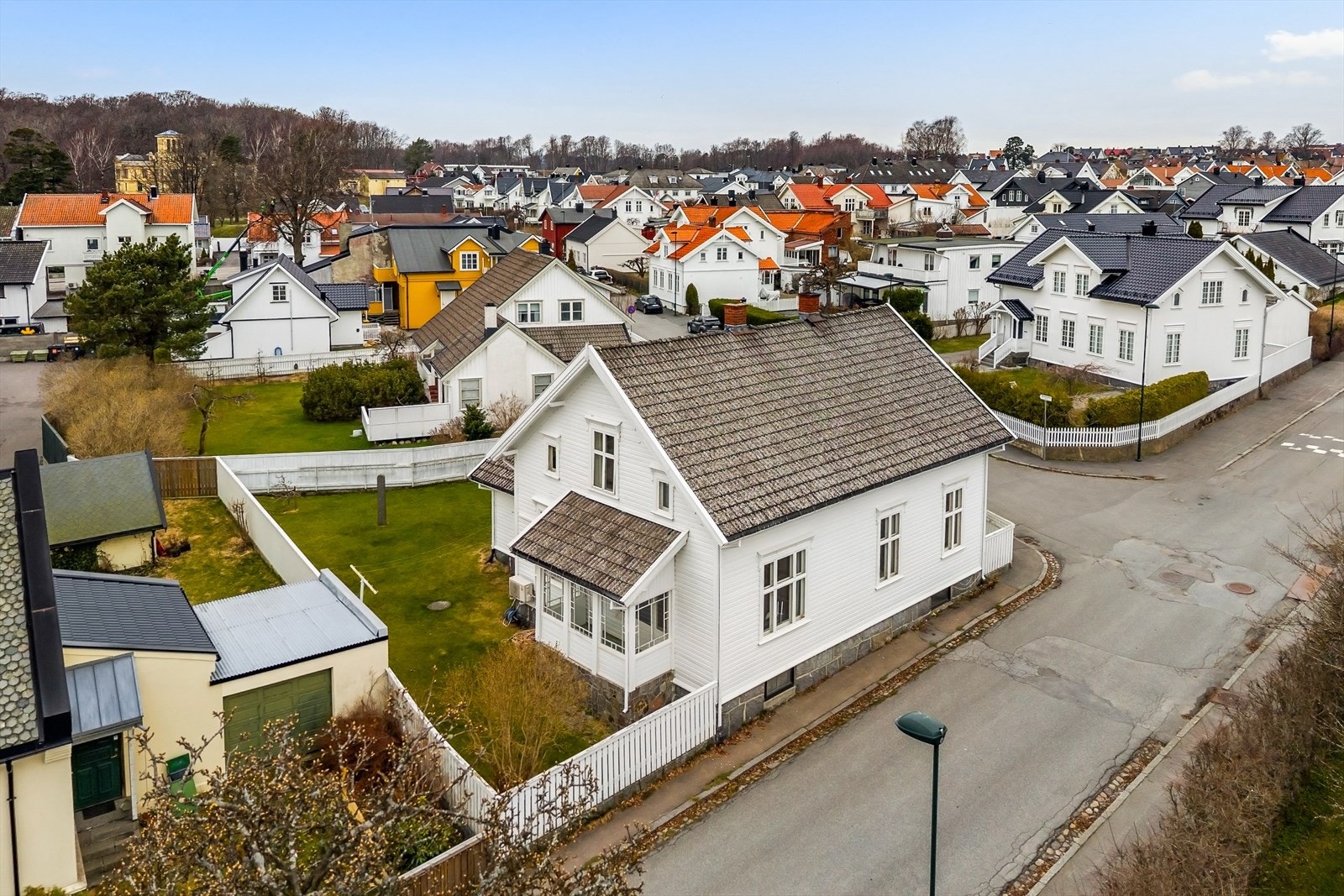 Eiendommen ligger i område med etablert bebyggelse. Galleribilde