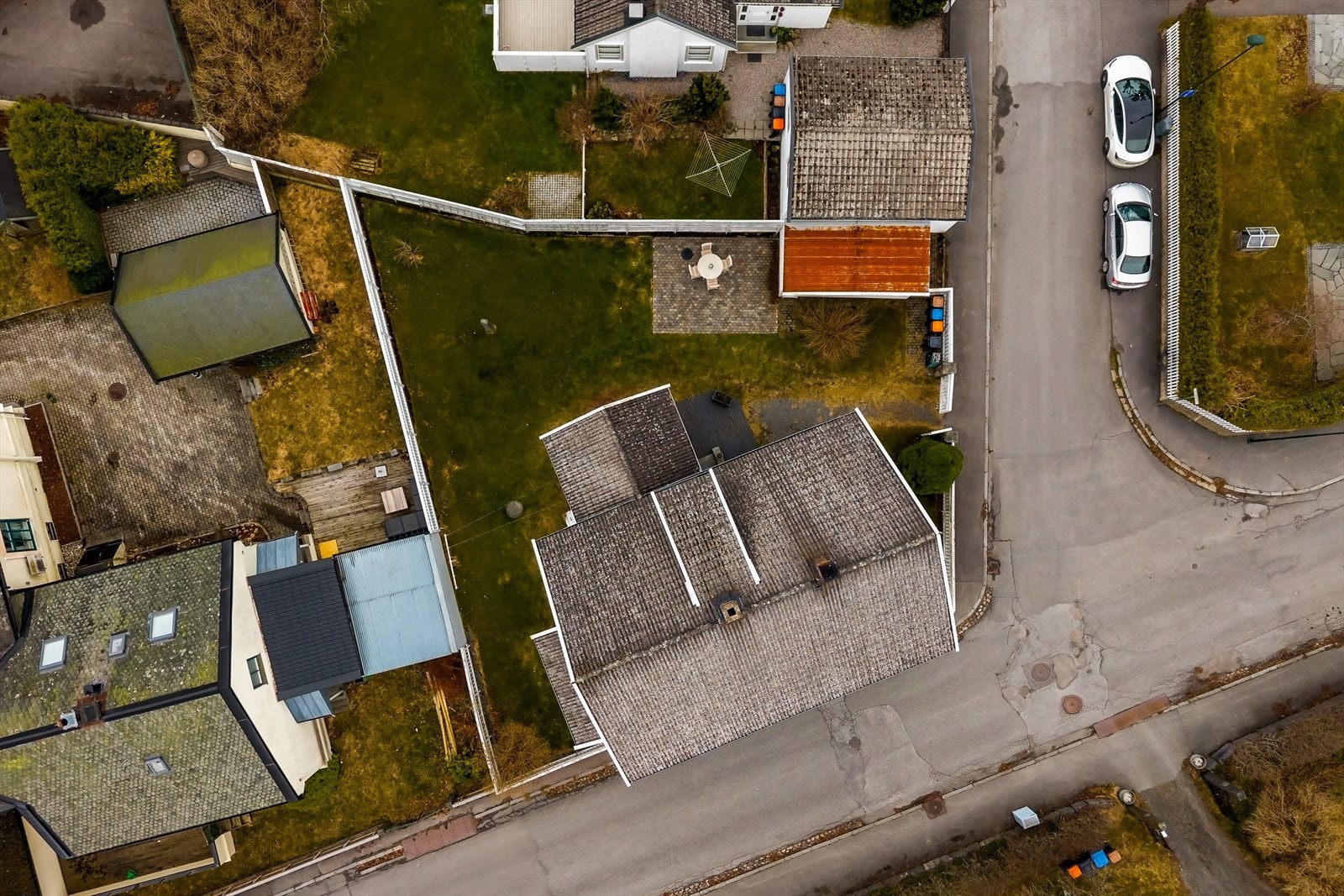 Eiendommen sett ovenfra. Bilde tatt meddrone. Galleribilde