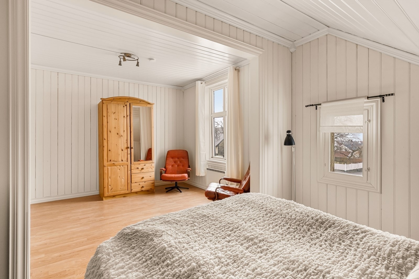 Soverom nr. 4 har laminat på gulv, og malt panel i tak og på veggene. Galleribilde