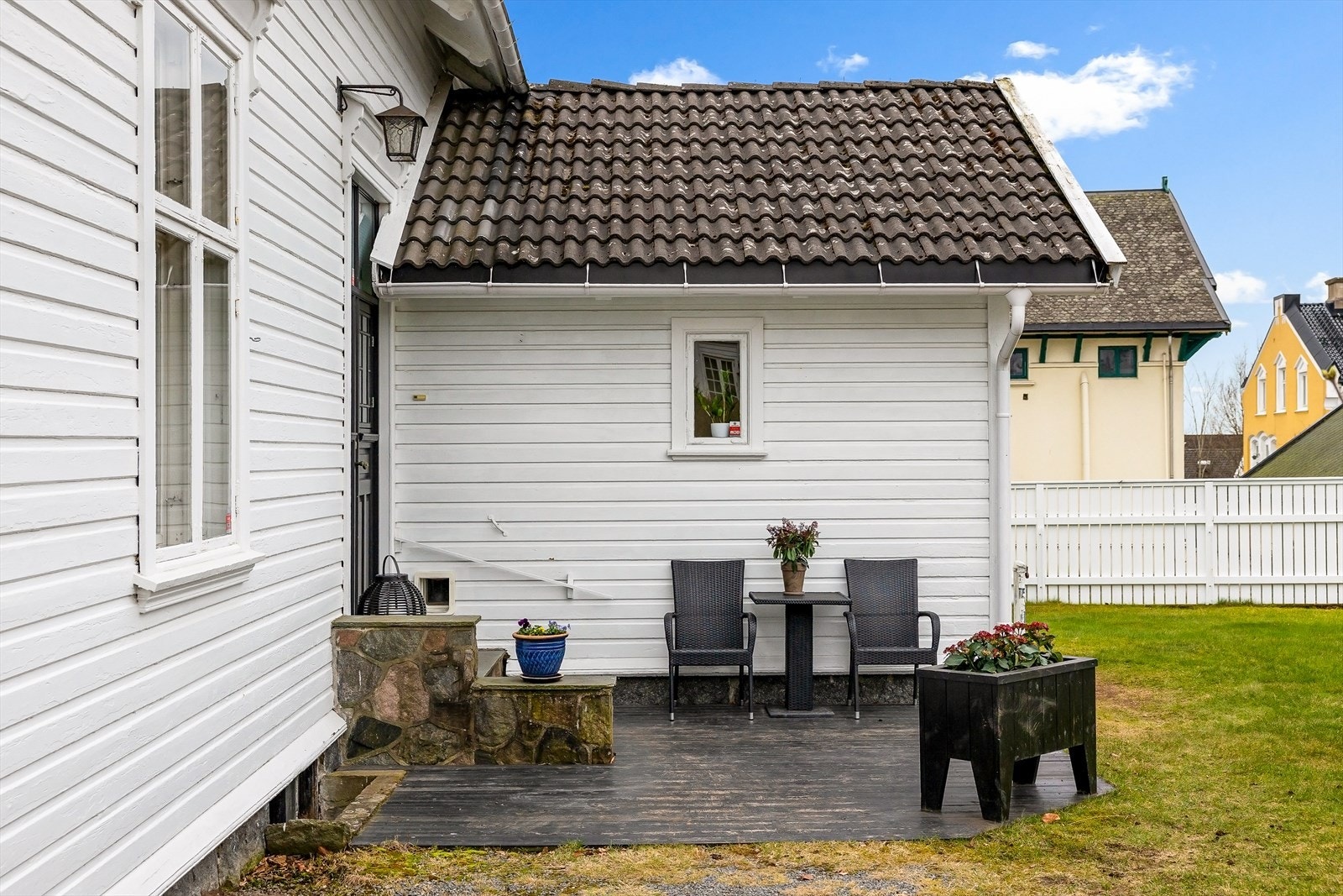 Koselig inngangsparti med uteplass. Galleribilde