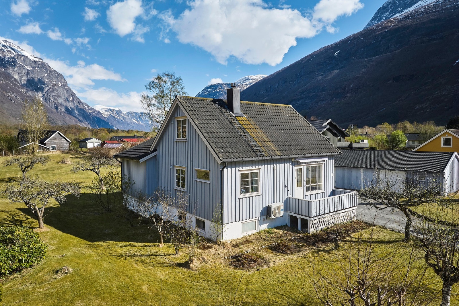 Eiendomsmegler 1 ved Marius Mellemseter Nes har gleden av å presentere Midtvegen 7! Foto av Nathan Lediard v/Lediard Foto AS. Galleribilde